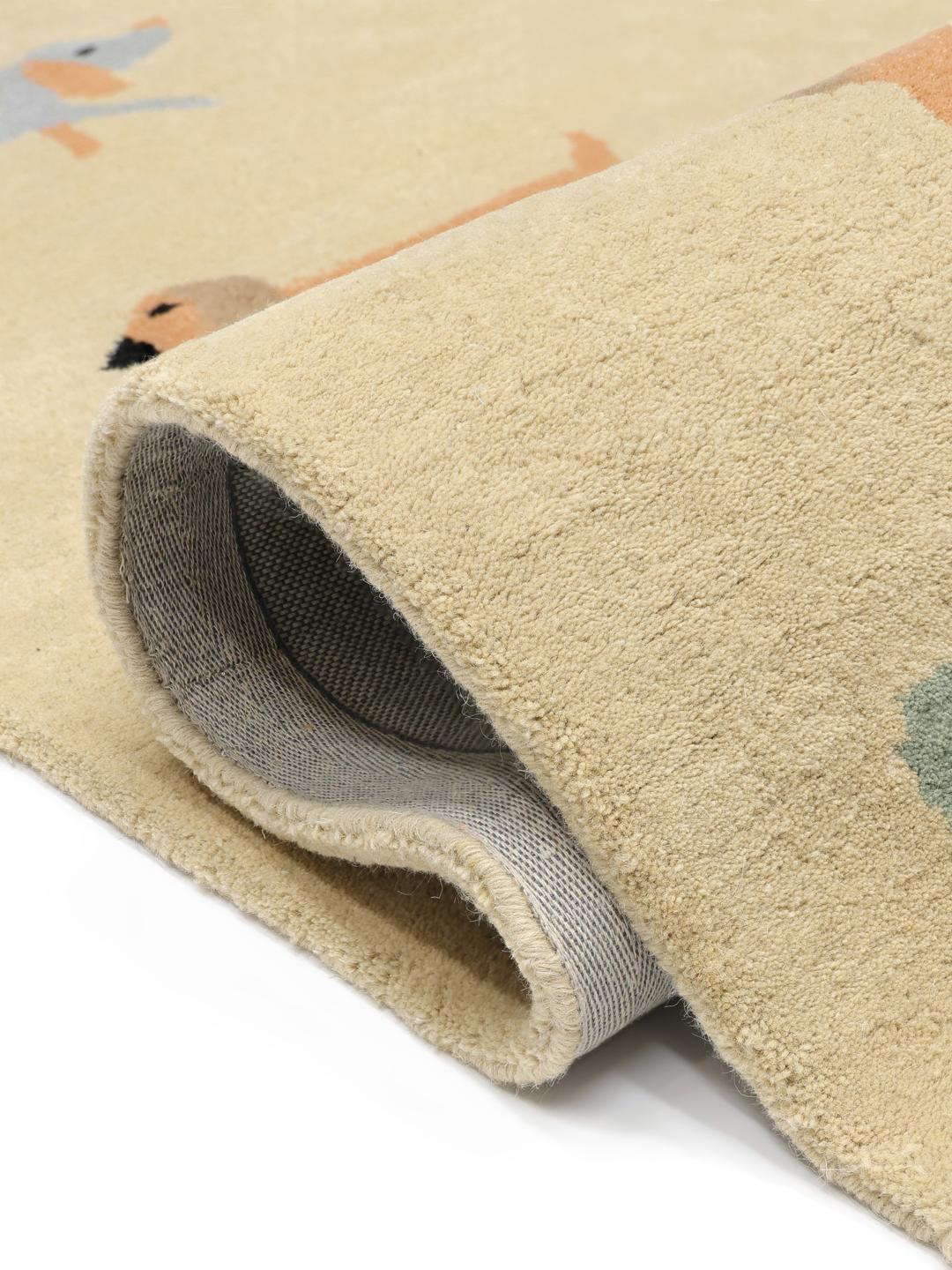 Handgetuft beige wollen vloerkleed met een speels pasteltinten hondenpatroon