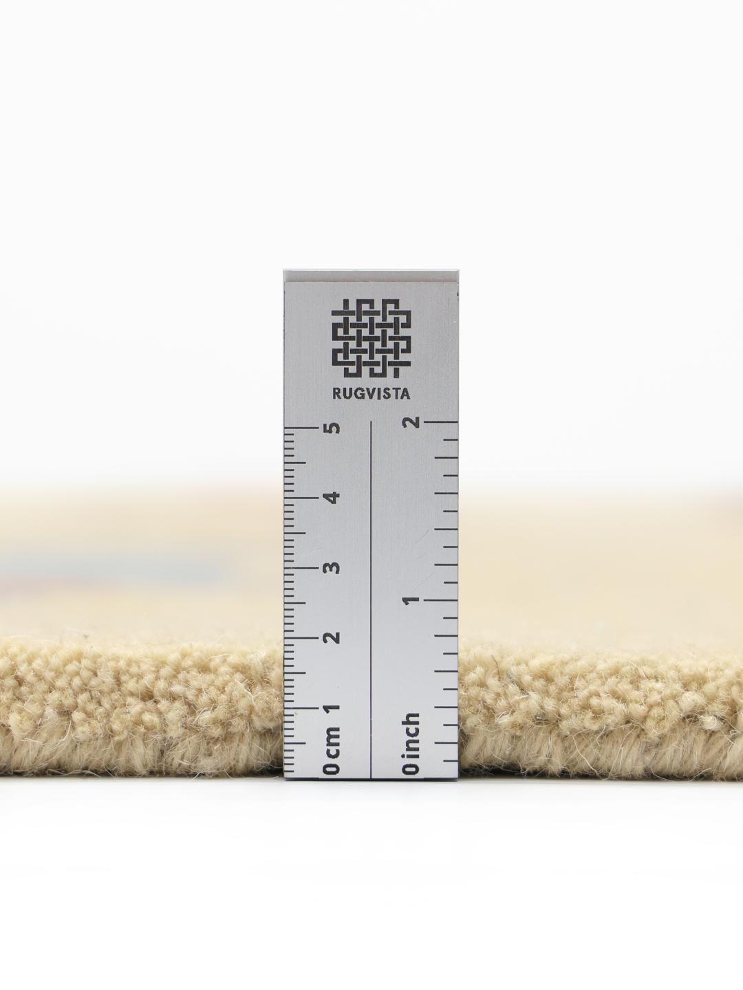 Handgetuft beige wollen vloerkleed met een speels pasteltinten hondenpatroon