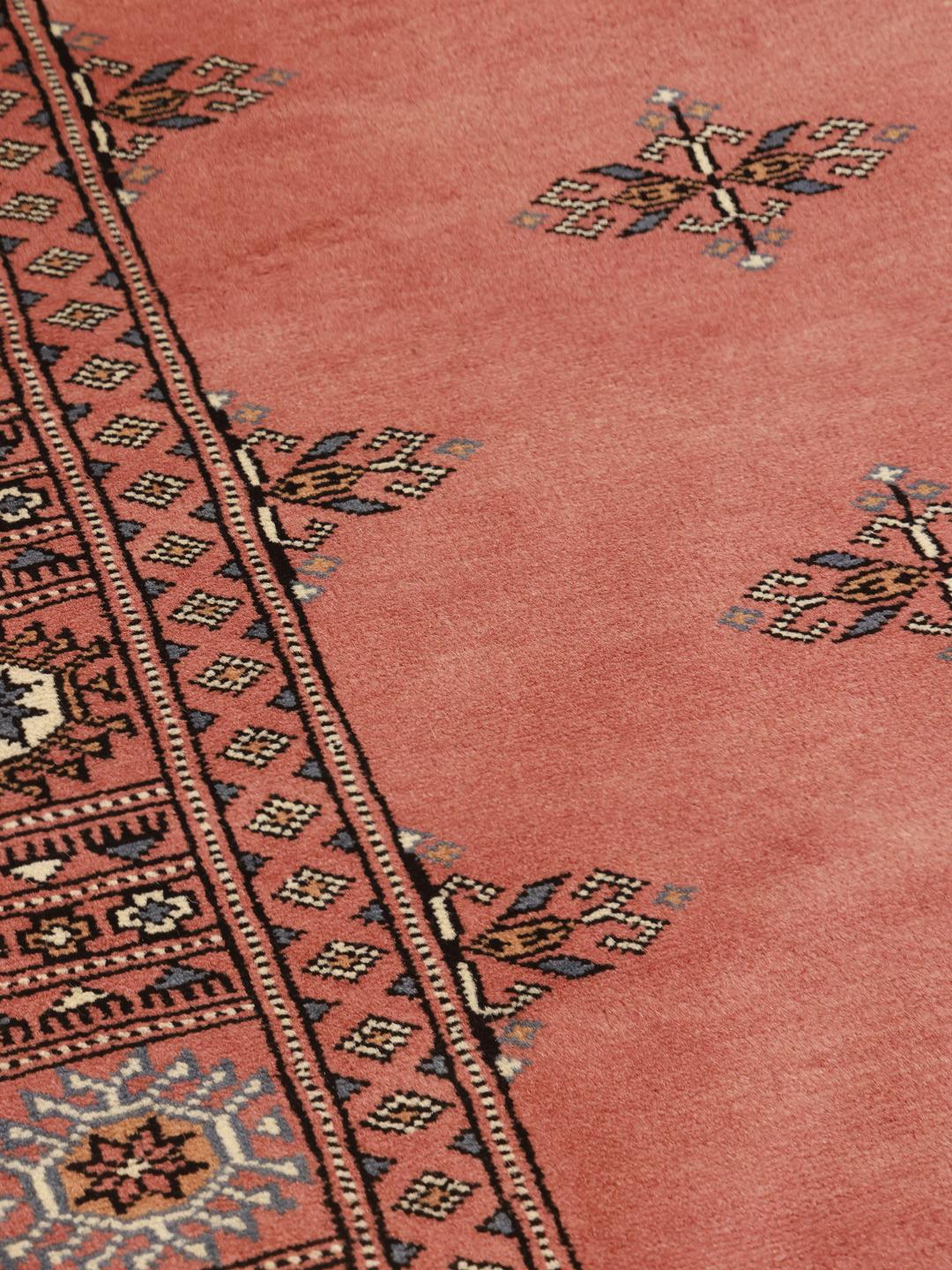 Håndlavet pakistansk tæppe i mørkerød med traditionelle motiver