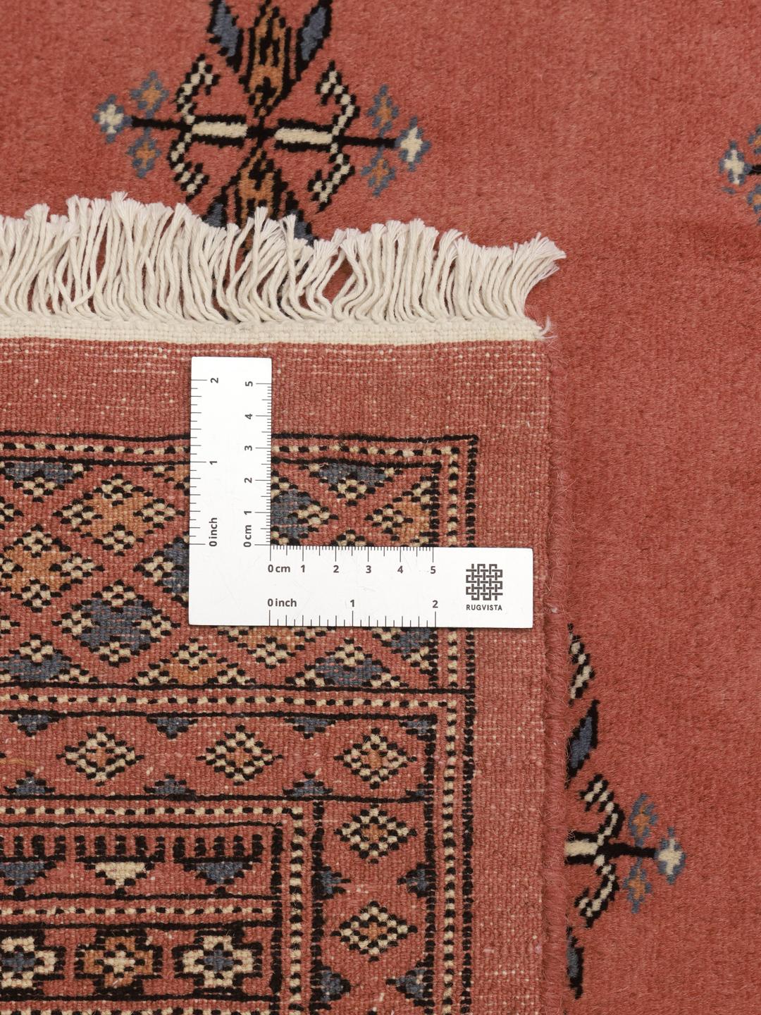 Håndlavet pakistansk tæppe i mørkerød med traditionelle motiver