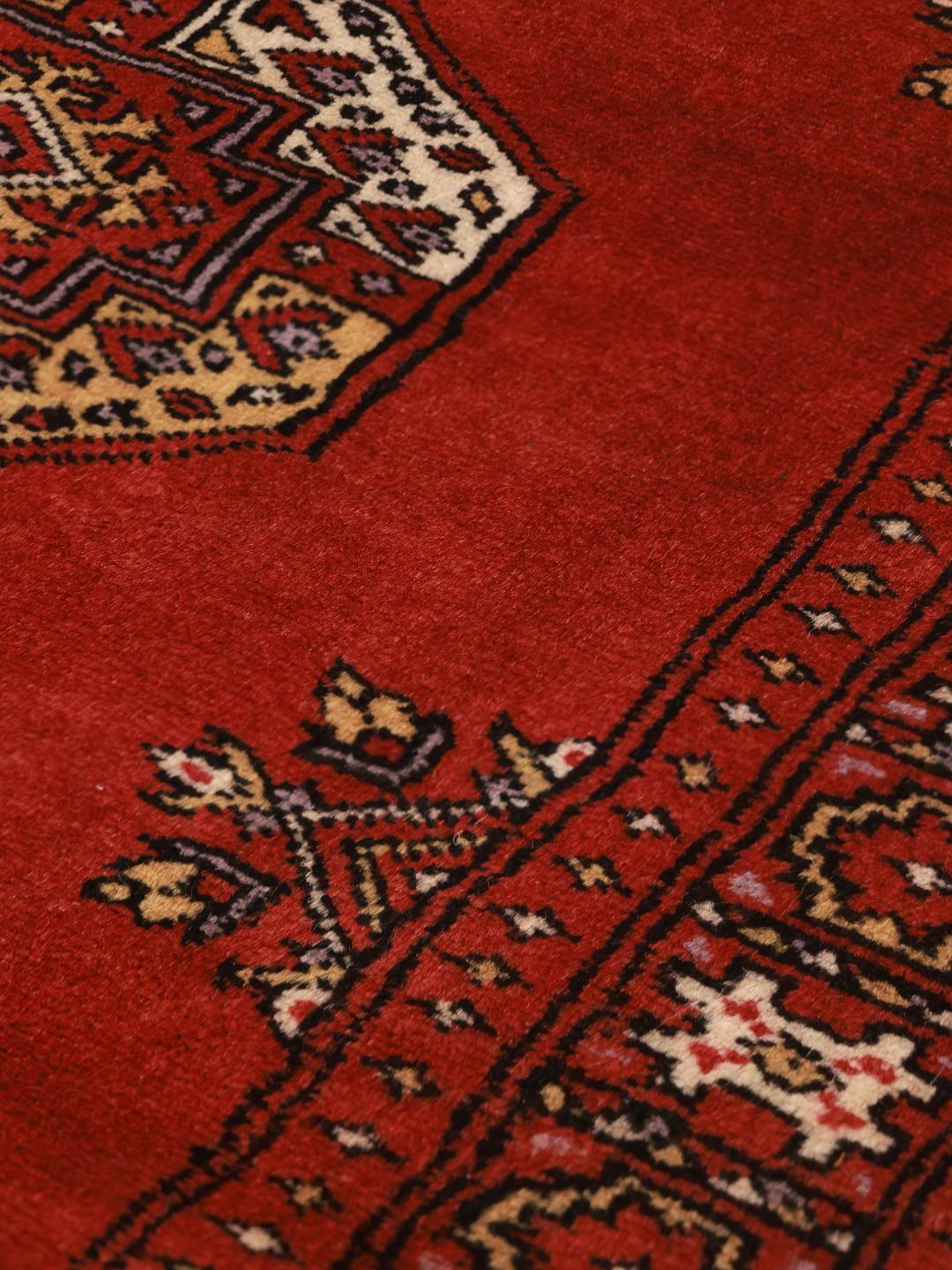 Handgemaakte Pakistaanse rode loper