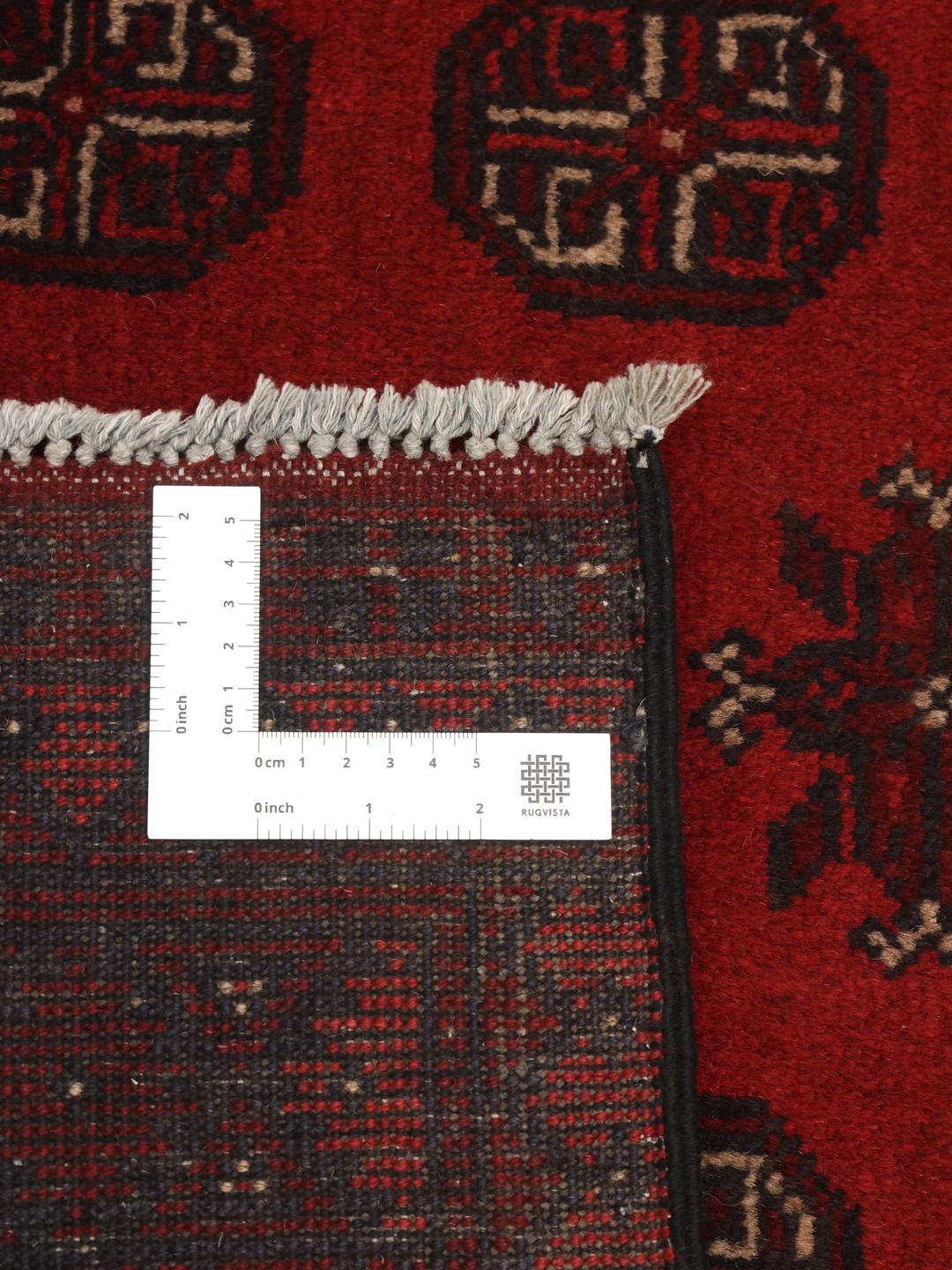 Håndlavet rødt afghansk tæppe med traditionelle motiver