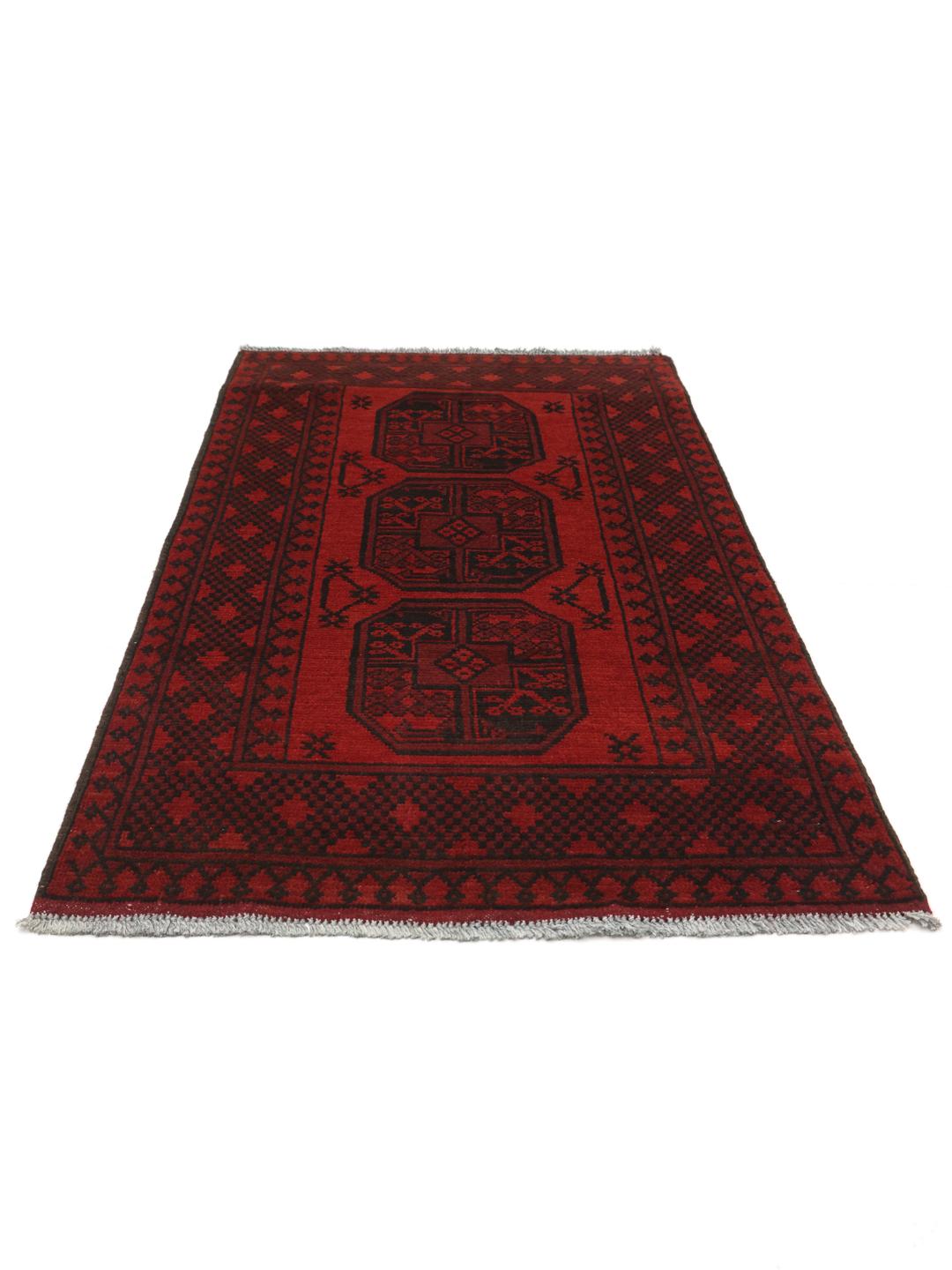 Afghansk tæppe i mørkerød med traditionelle motiver