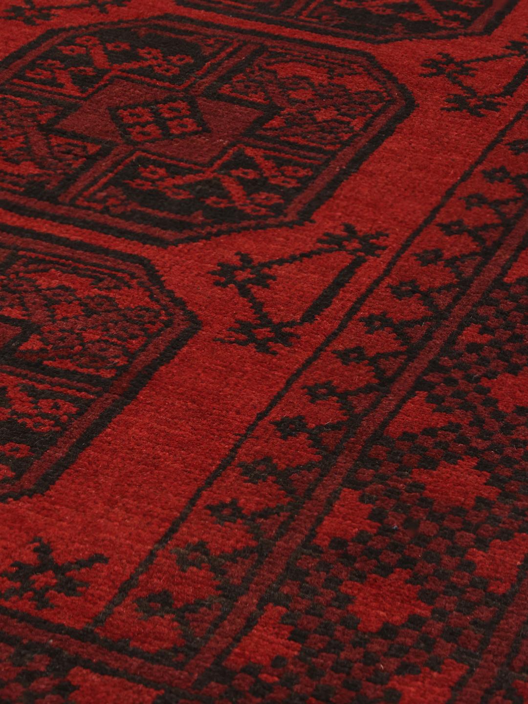 Afghansk tæppe i mørkerød med traditionelle motiver