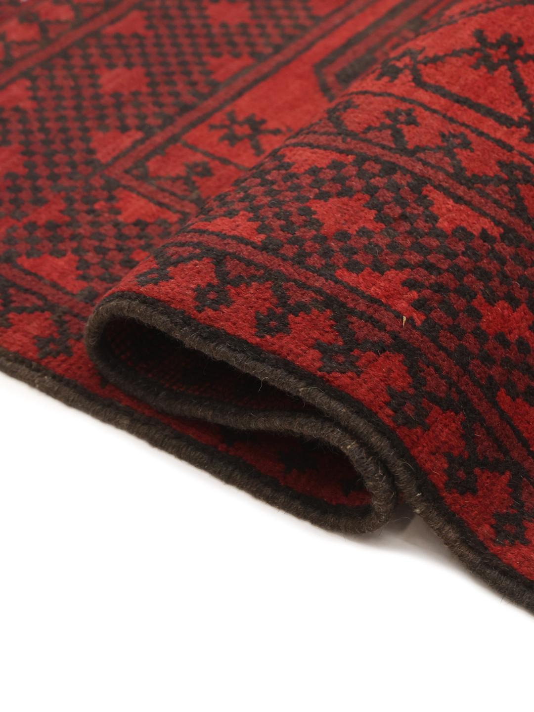 Afghansk tæppe i mørkerød med traditionelle motiver