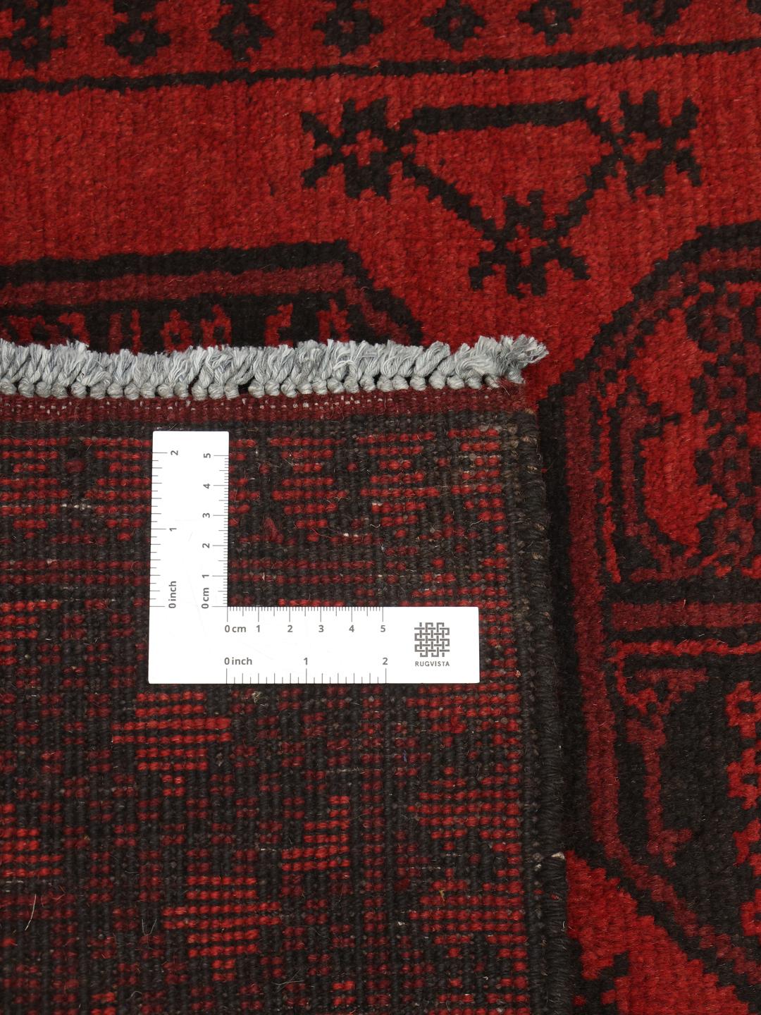 Afghansk tæppe i mørkerød med traditionelle motiver