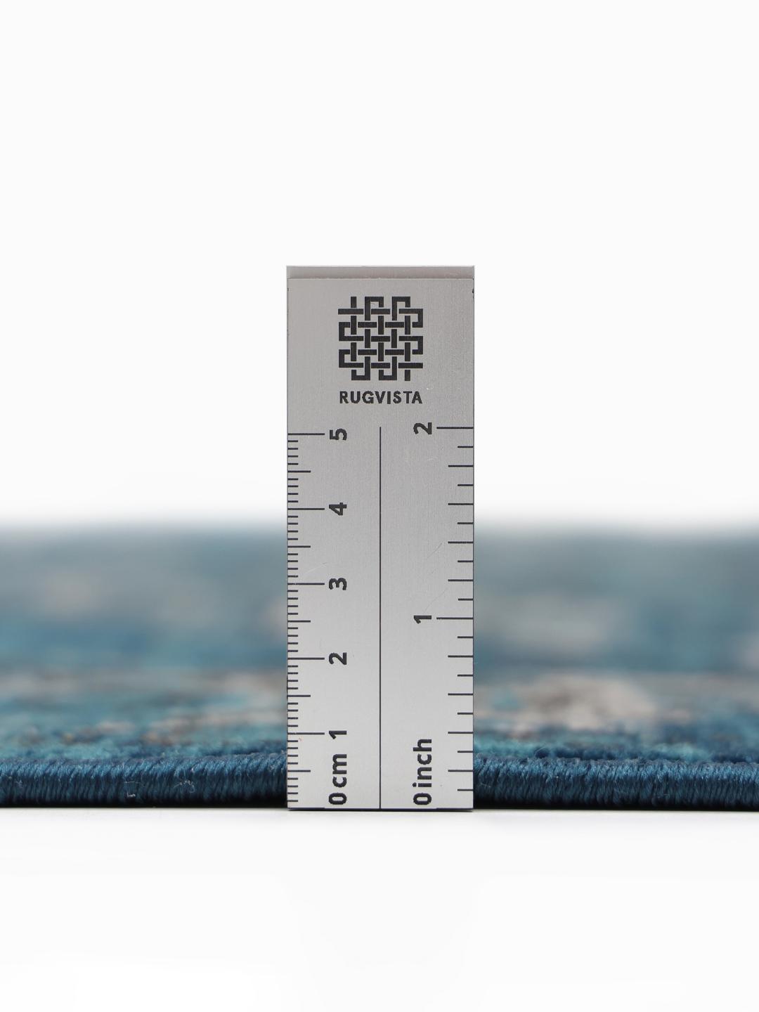 Tapis bleu foncé orné d'un motif traditionnel.