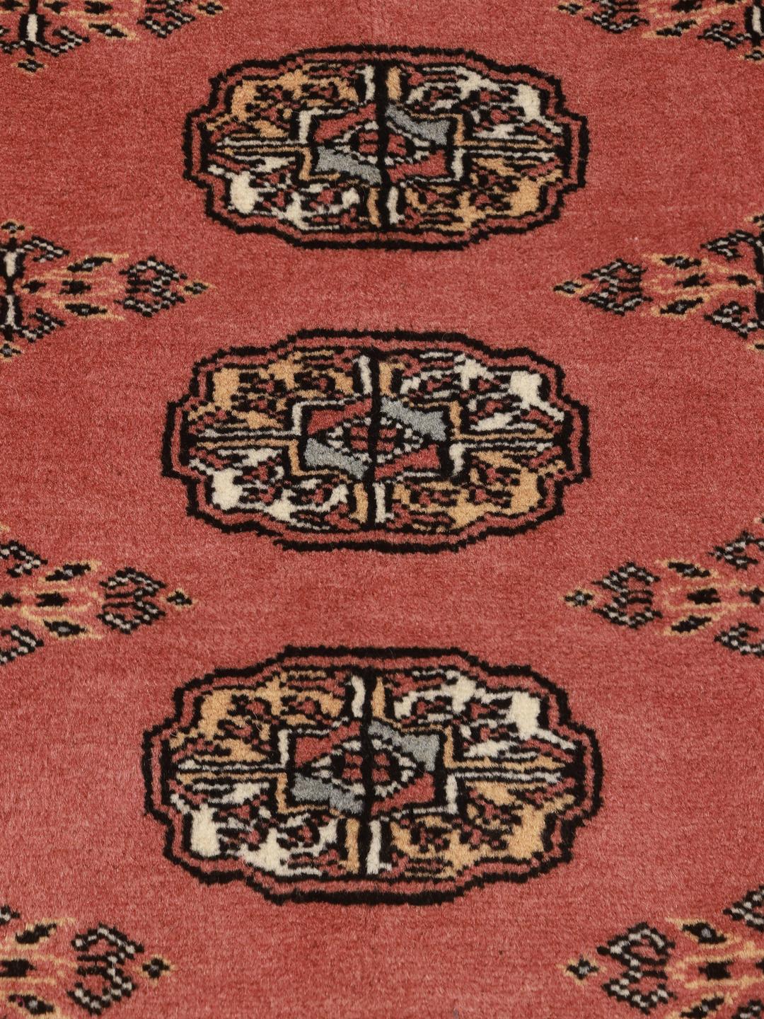 Handgeknoopt rood vloerkleed met herhalende patronen afkomstig uit Pakistan