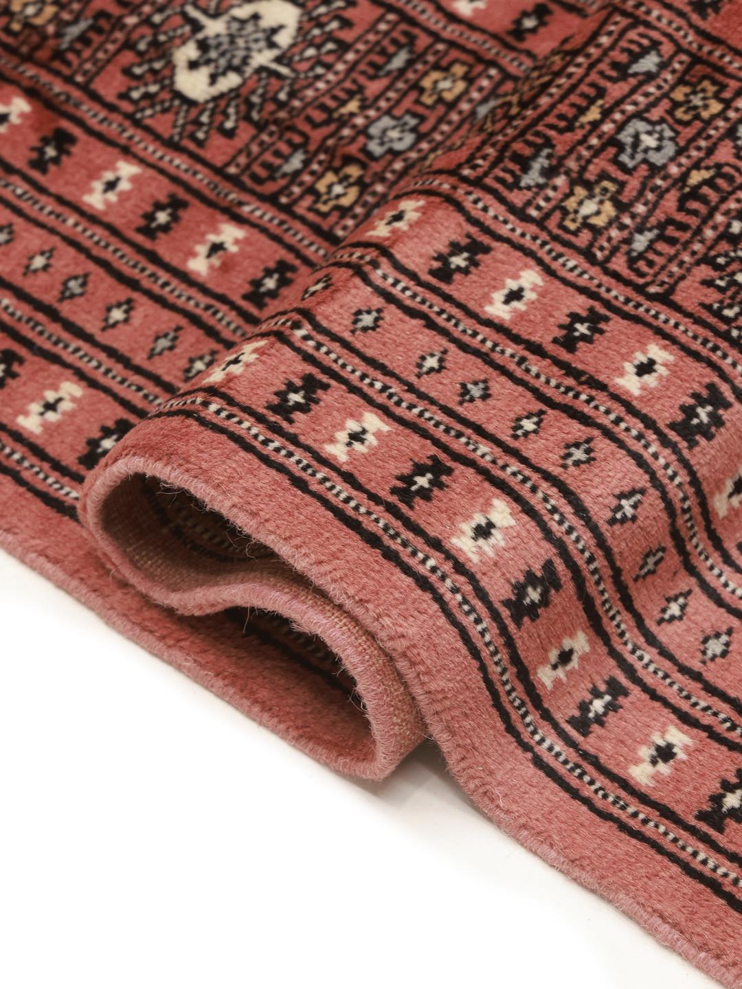 Handgeknoopt rood vloerkleed met herhalende patronen afkomstig uit Pakistan