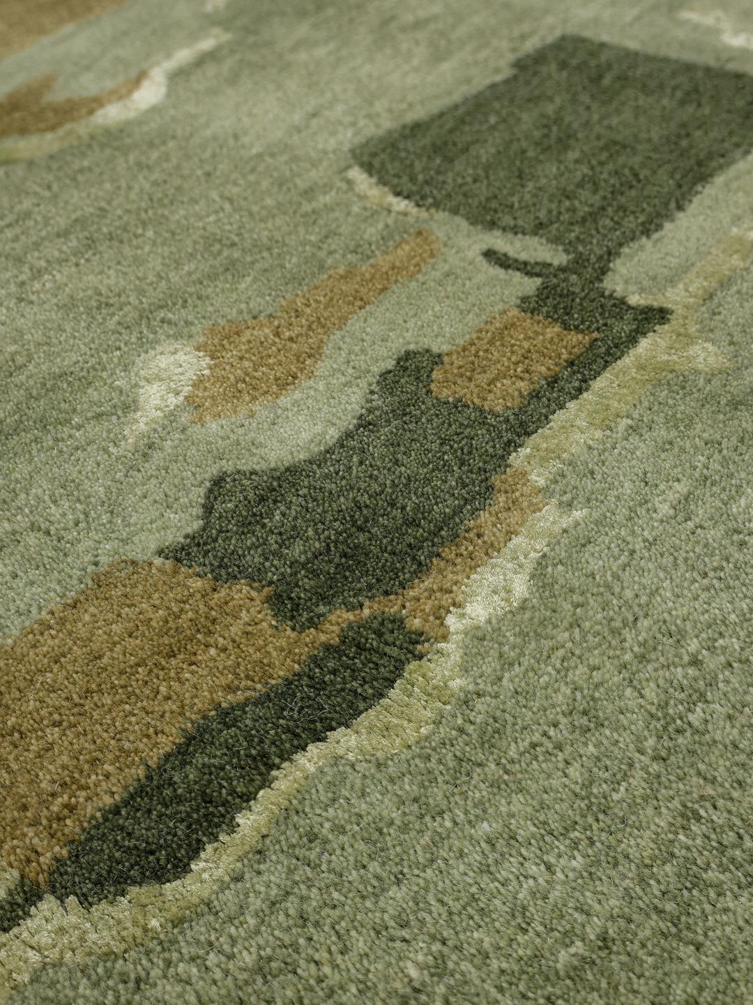 Handgetuft groen vloerkleed met een abstract organisch patroon