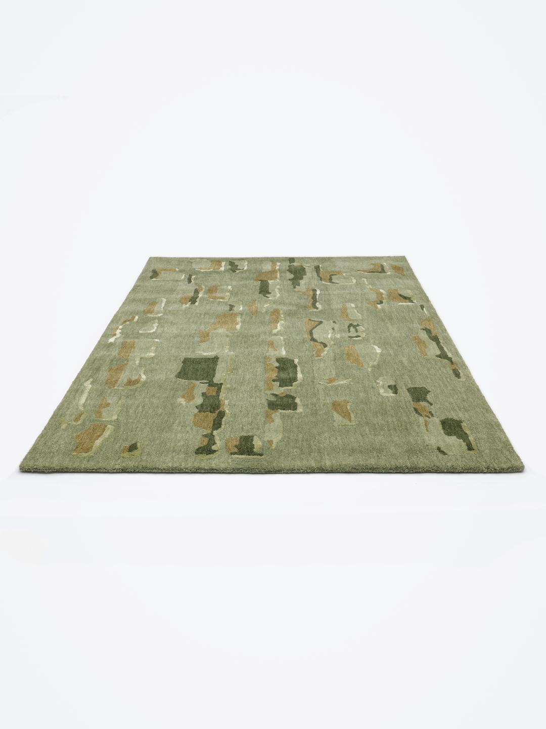 Handgetuft groen vloerkleed met een abstract organisch patroon