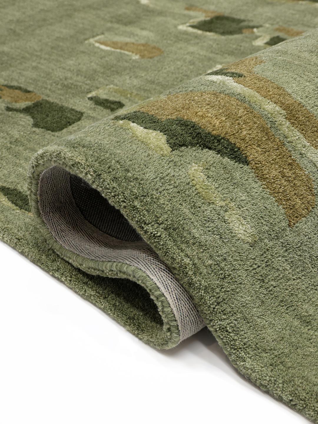 Handgetuft groen vloerkleed met een abstract organisch patroon