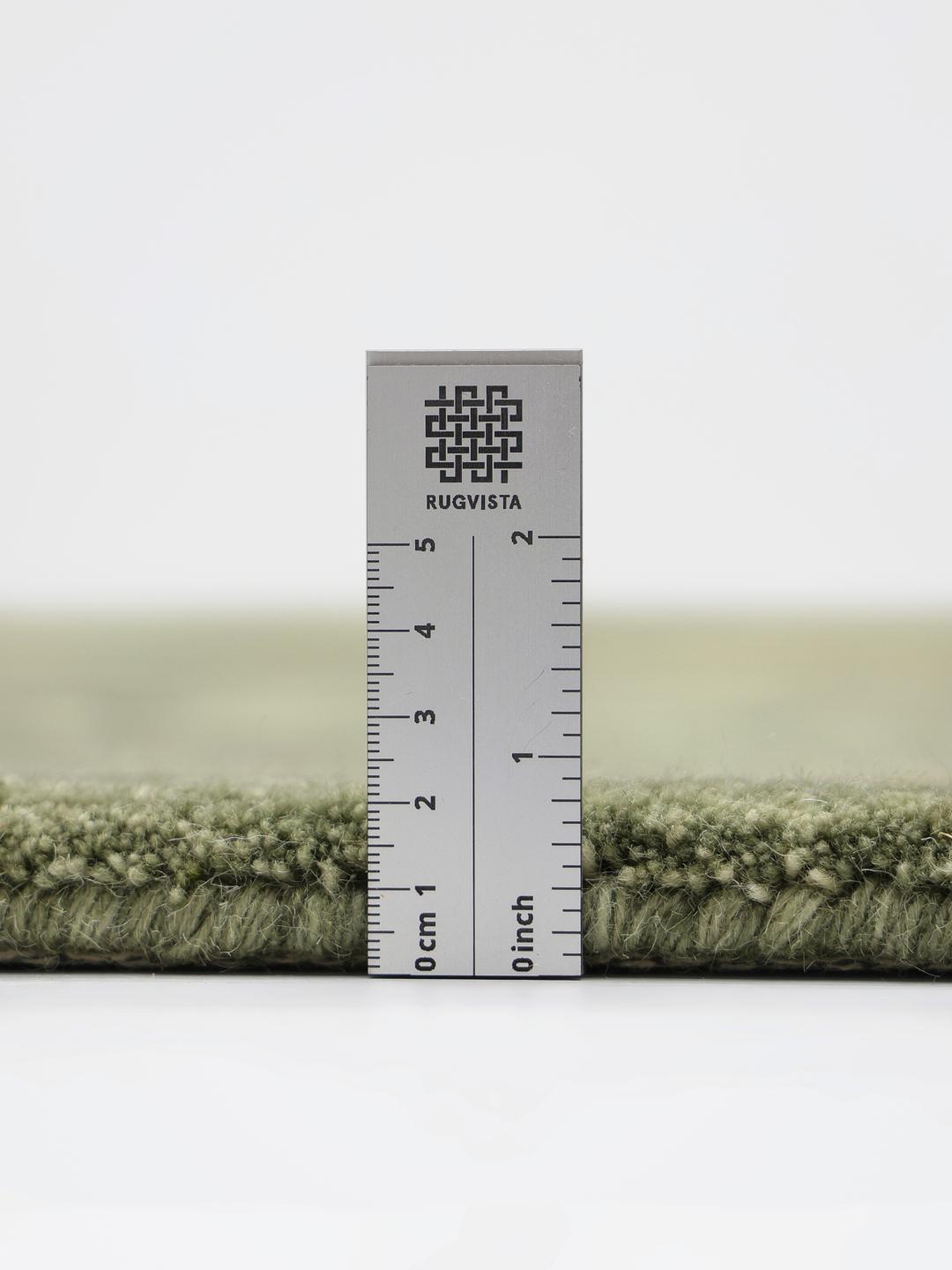 Handgetuft groen vloerkleed met een abstract organisch patroon