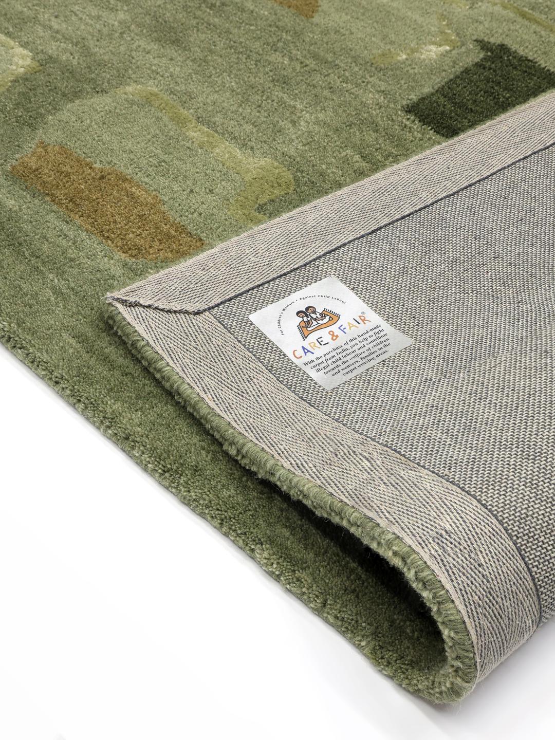 Handgetuft groen vloerkleed met een abstract organisch patroon