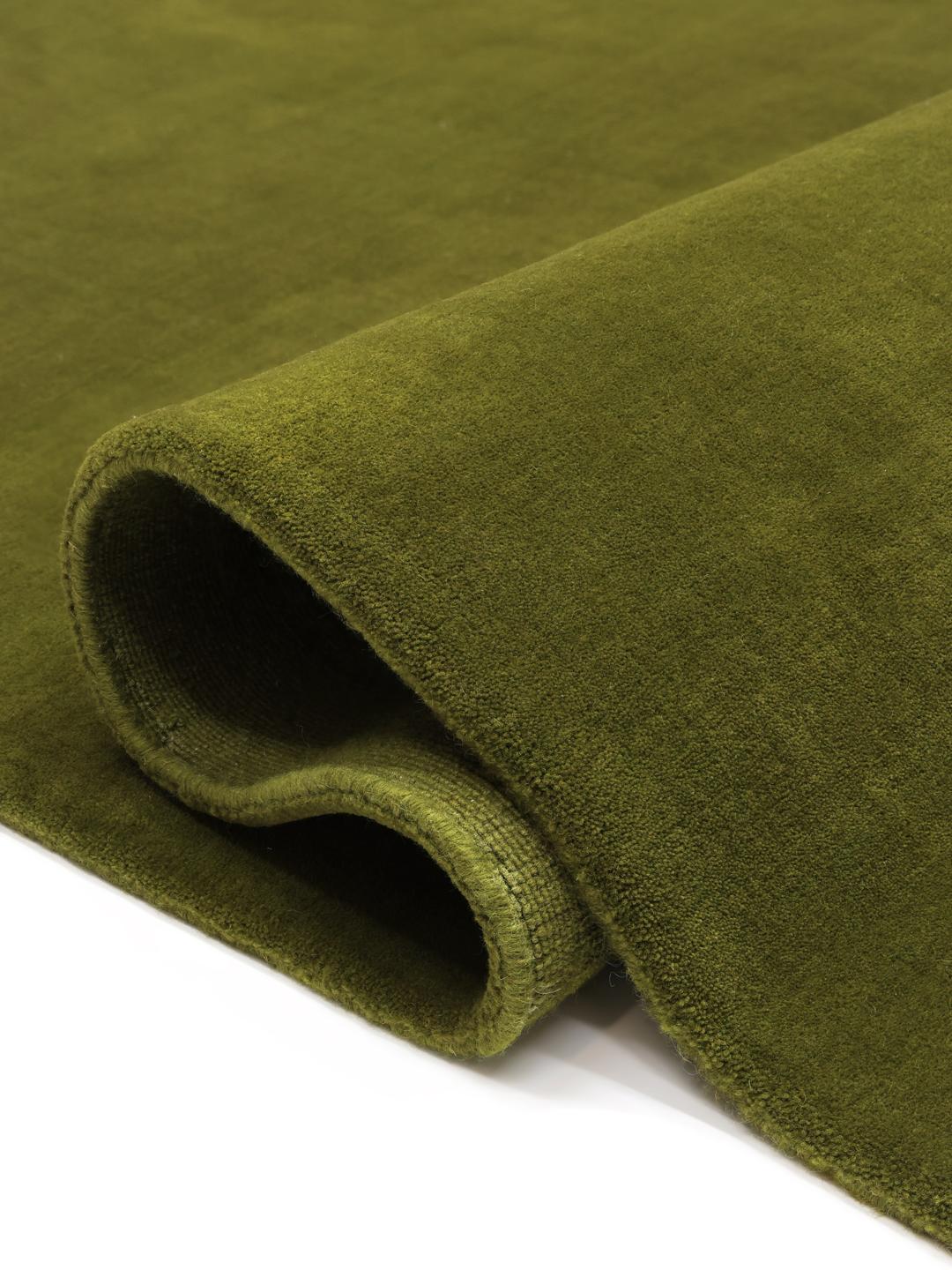 Een effen groen poolkleed handgemaakt van wol