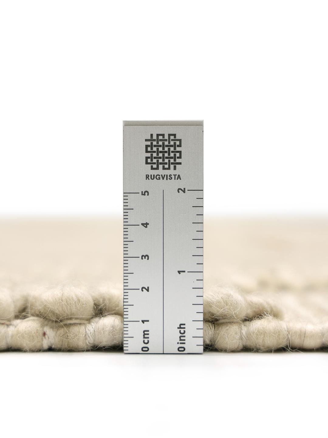 Handgeweven beige vloerkleed met een gestructureerd organisch patroon