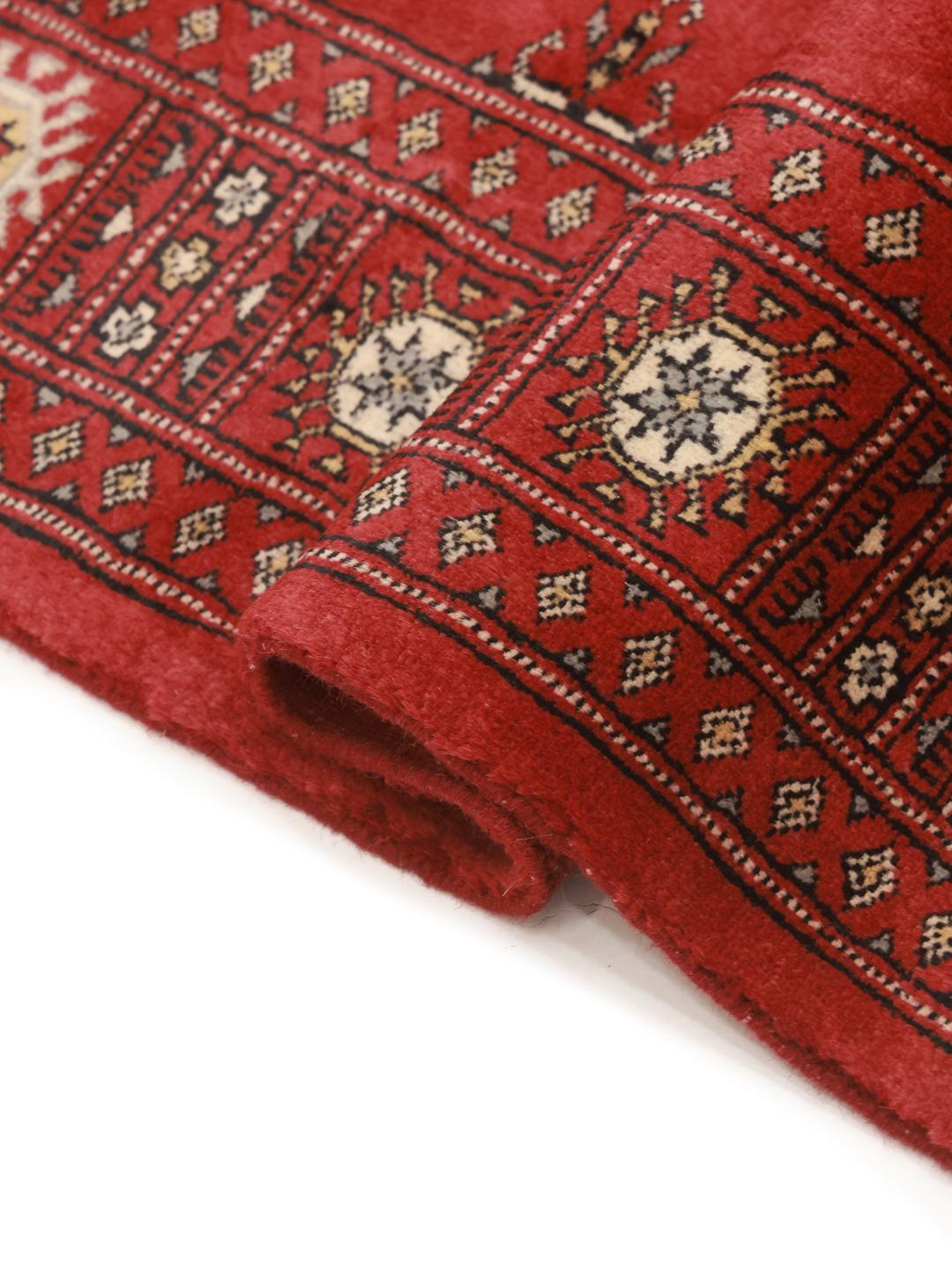 Handgeknoopt vloerkleed uit Pakistan in het rood