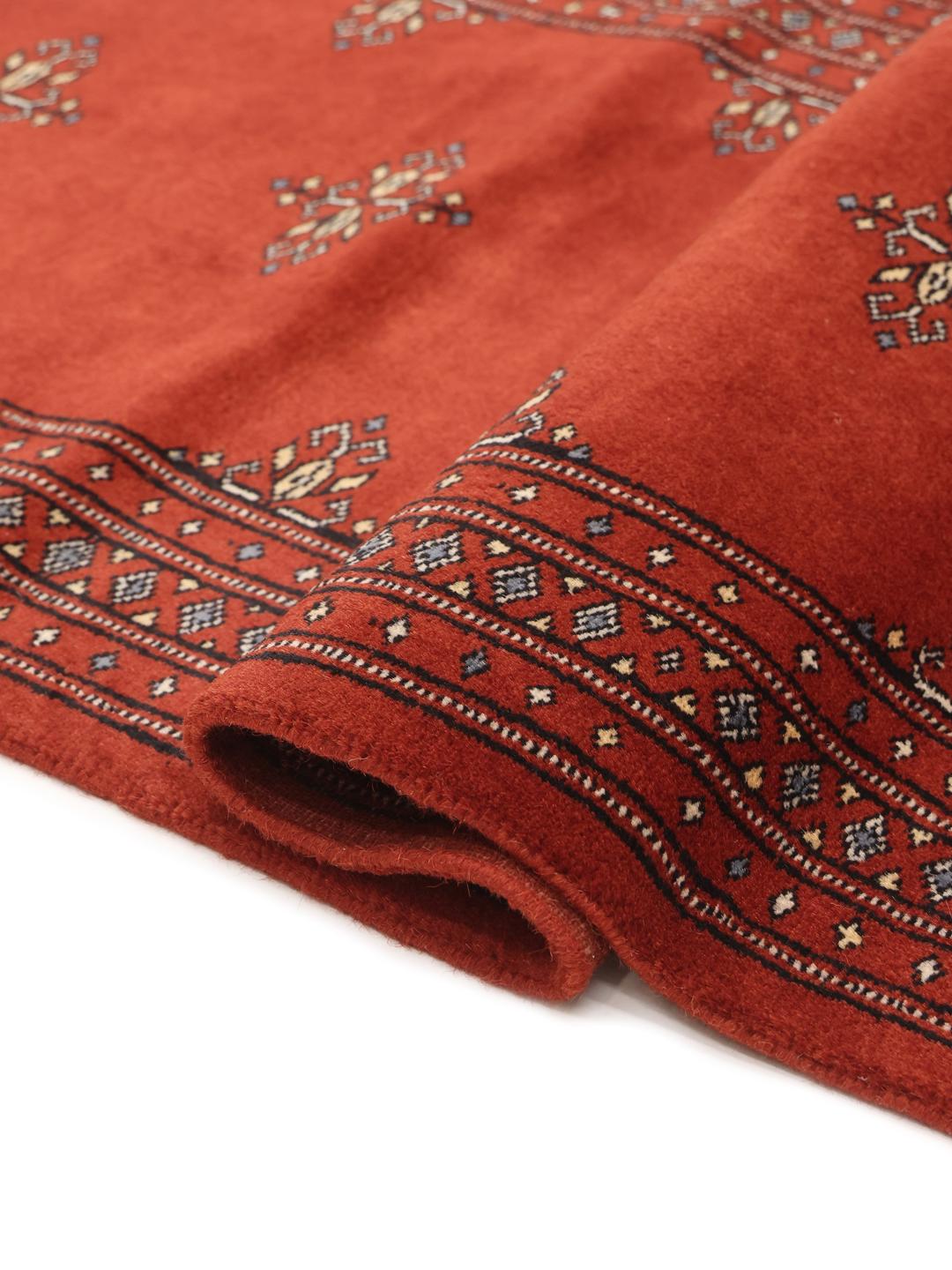 loper kleed uit Pakistan in rood