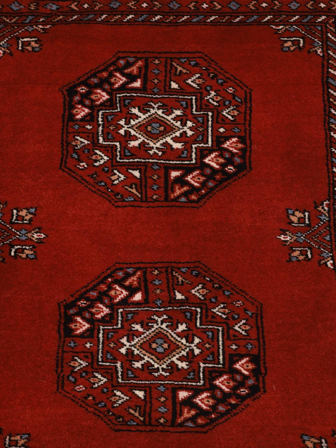 vloerkleed afkomstig uit Pakistan in rood