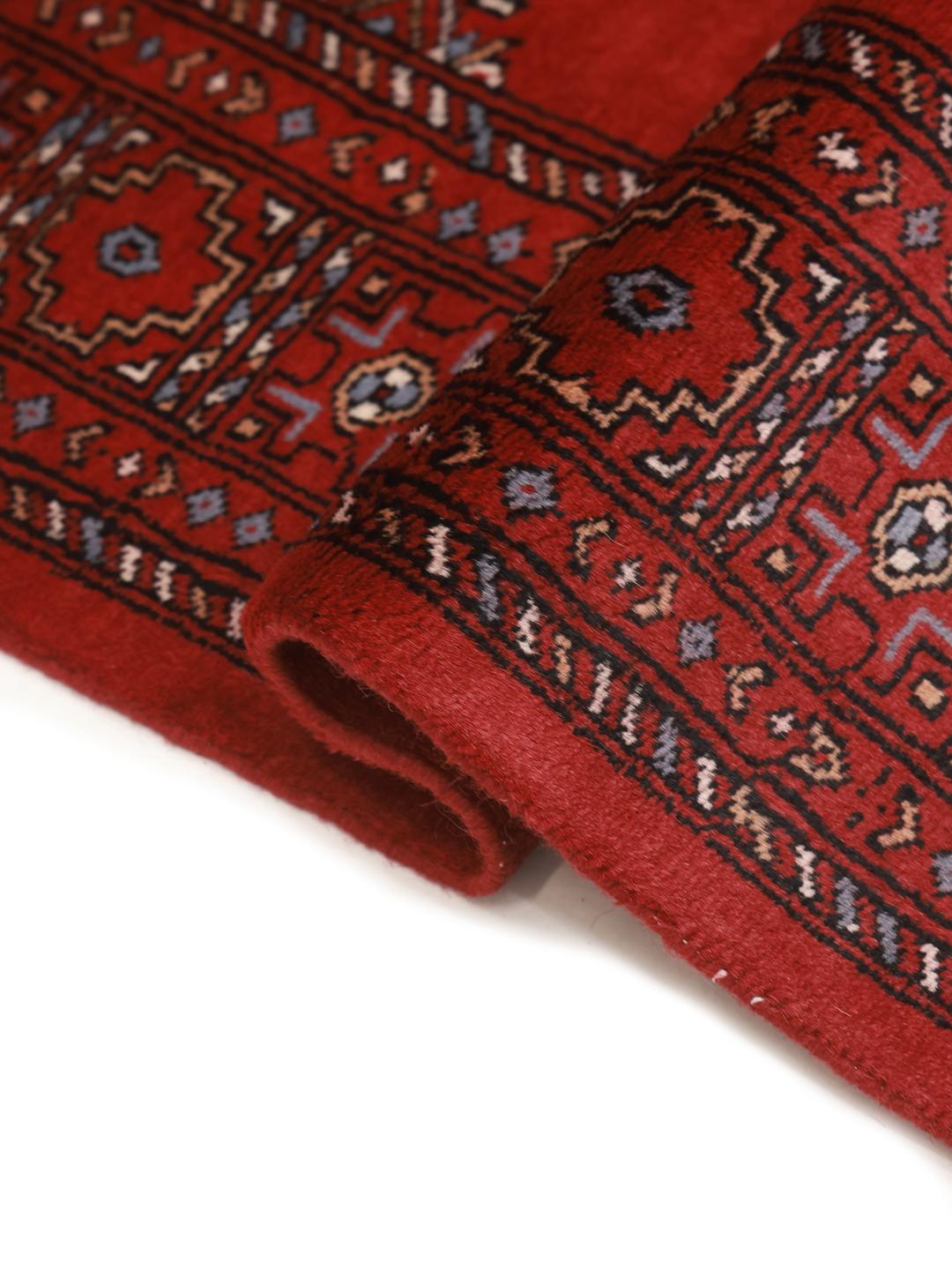 vloerkleed afkomstig uit Pakistan in rood