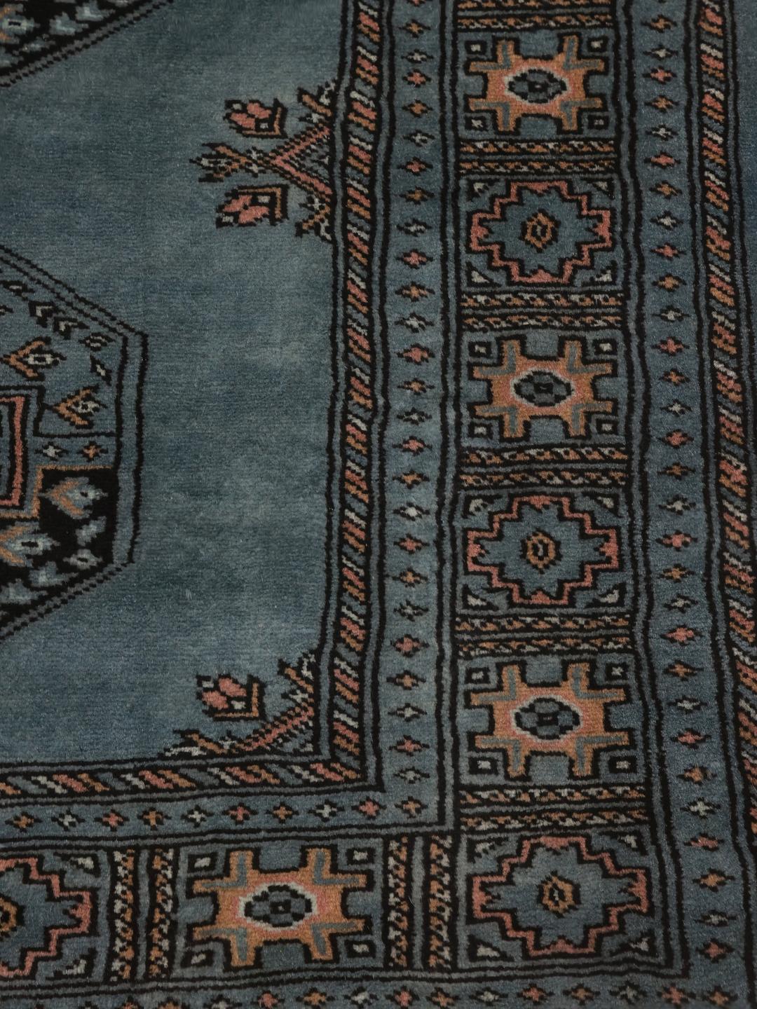 Tapis noue a la main du Pakistan en bleu