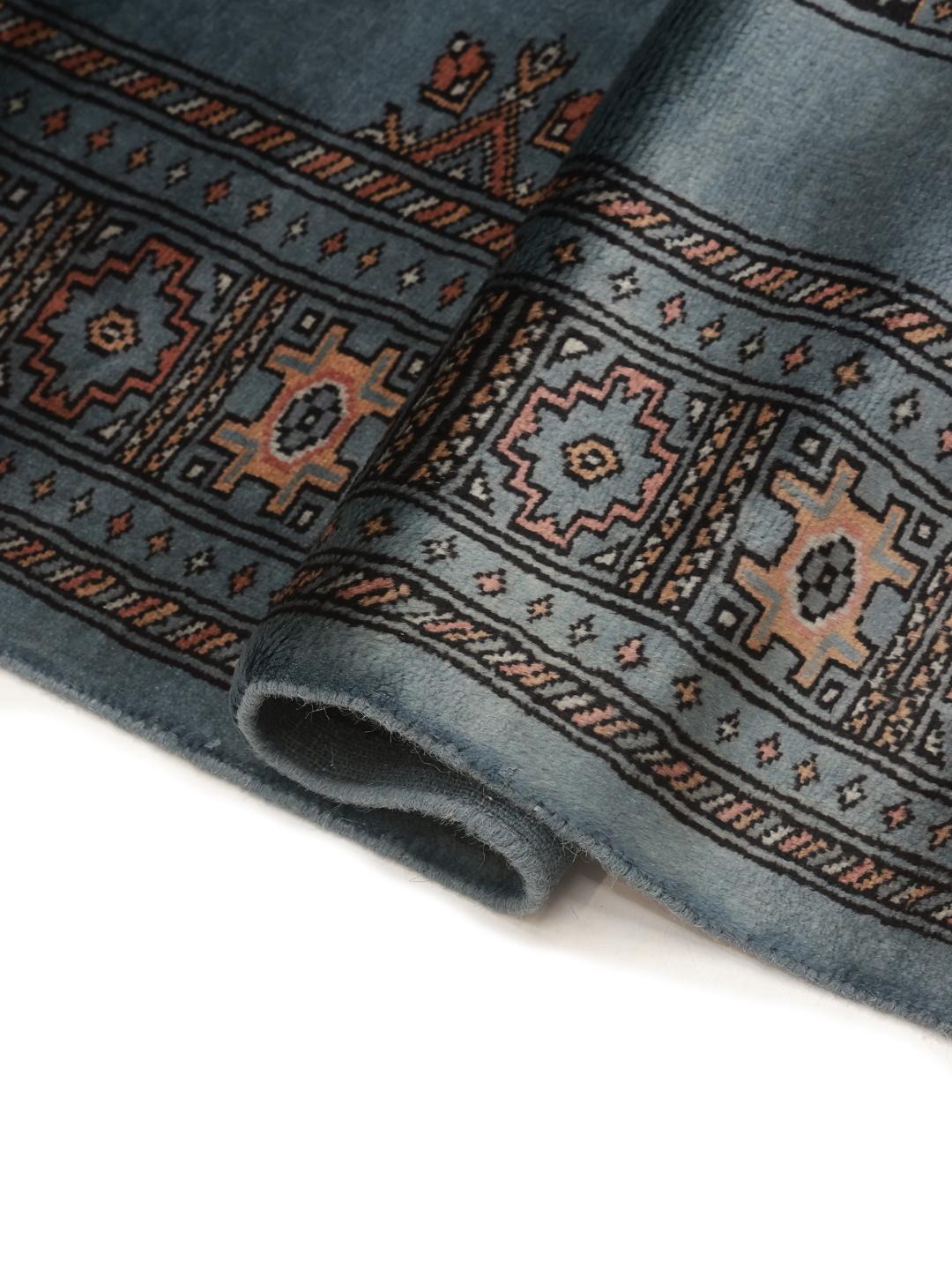 Tapis noue a la main du Pakistan en bleu