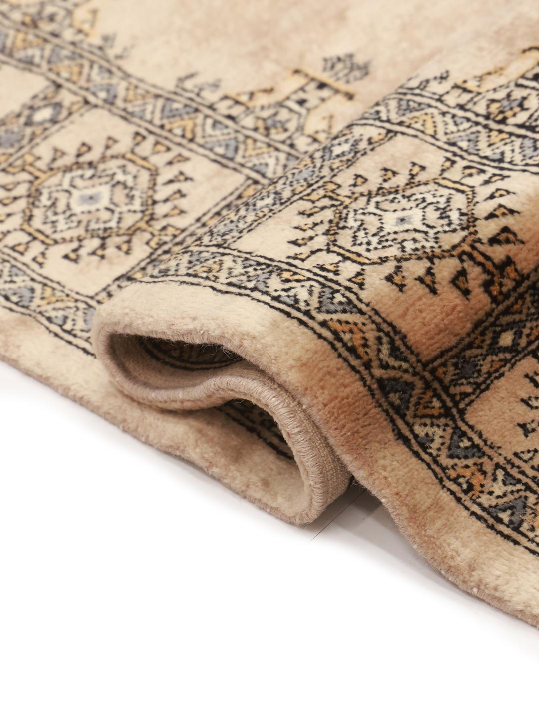 Handmade Pakistani rug in beige