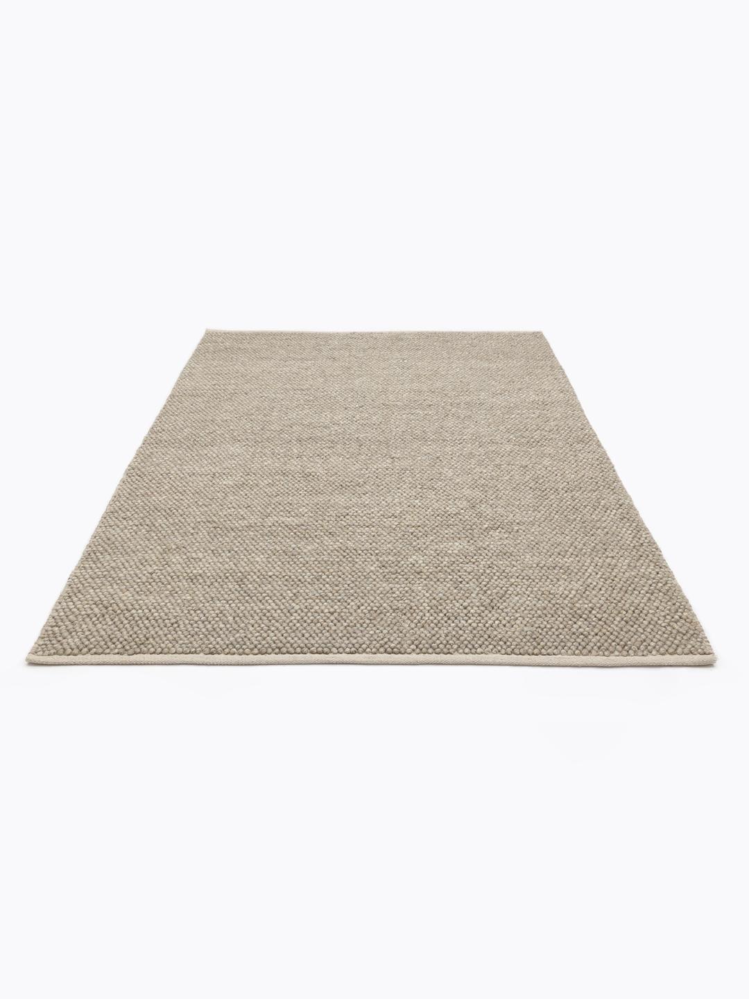 Bruin handgeweven wollen vloerkleed met een getextureerde kiezelsstructuur