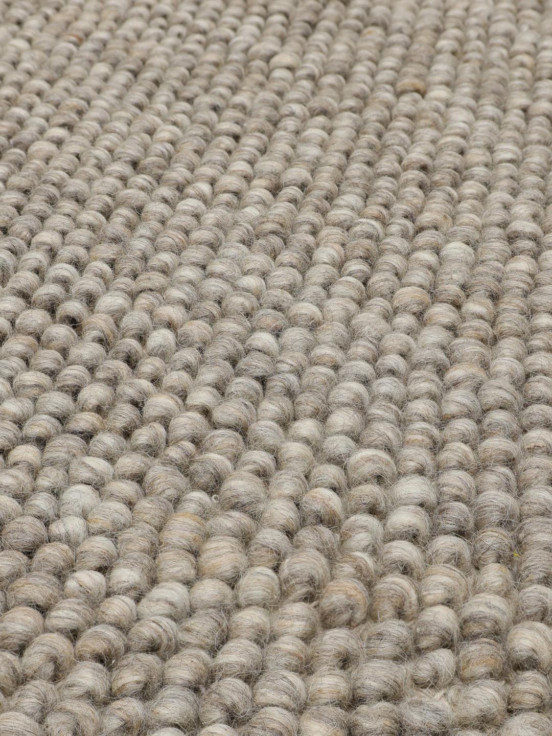 Bruin handgeweven wollen vloerkleed met een getextureerde kiezelsstructuur