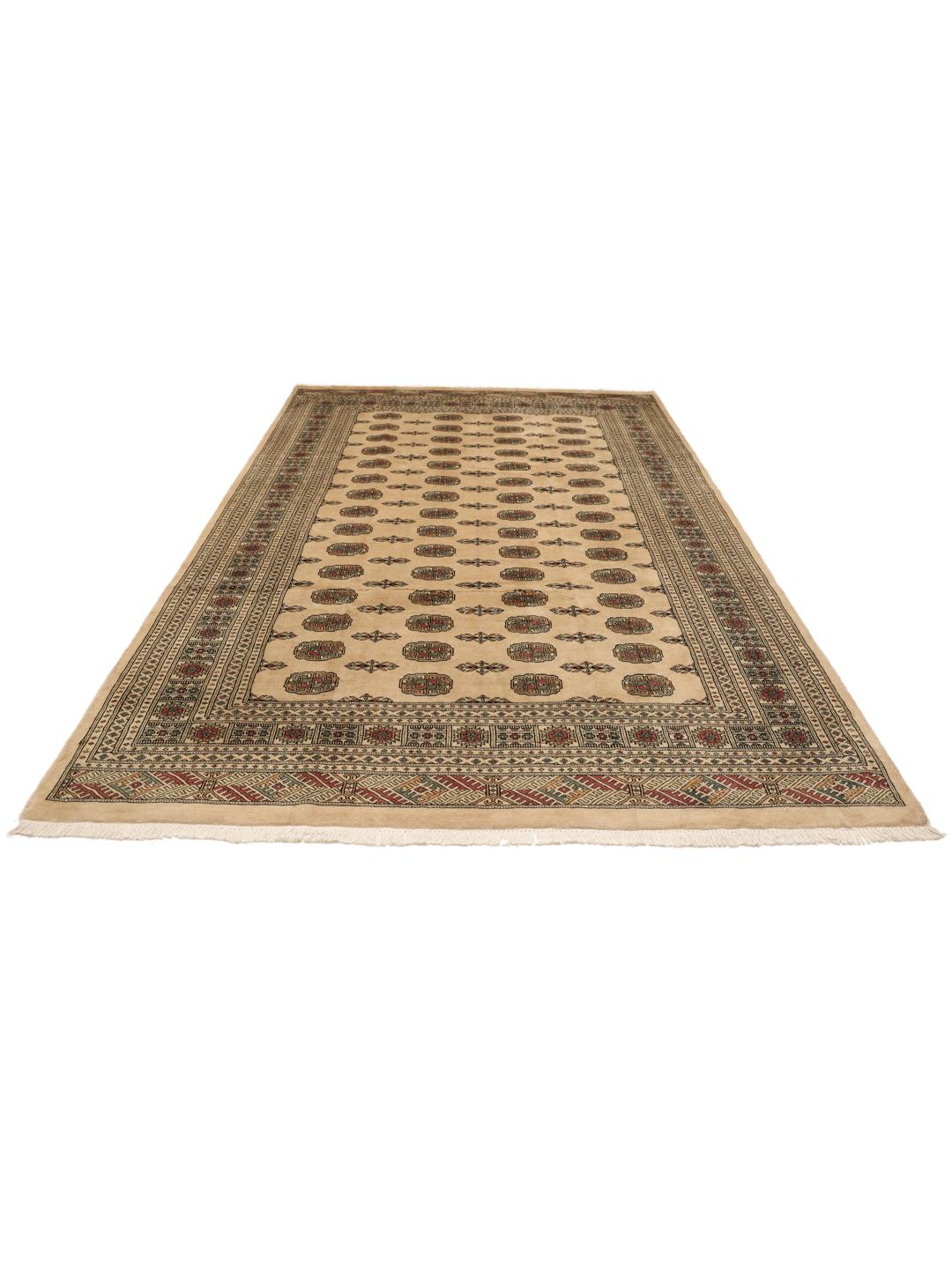 Håndknyttet beige Pakistan Bokhara-tæppe med traditionelle gul-motiver.