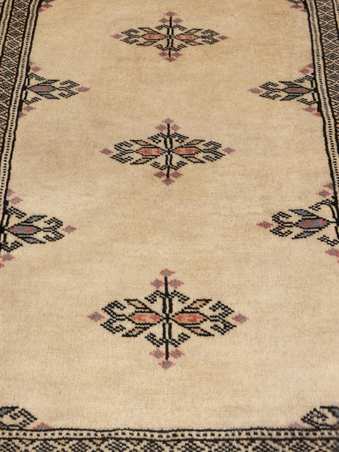 Handgeknoopt Pakistaans loper vloerkleed in beige