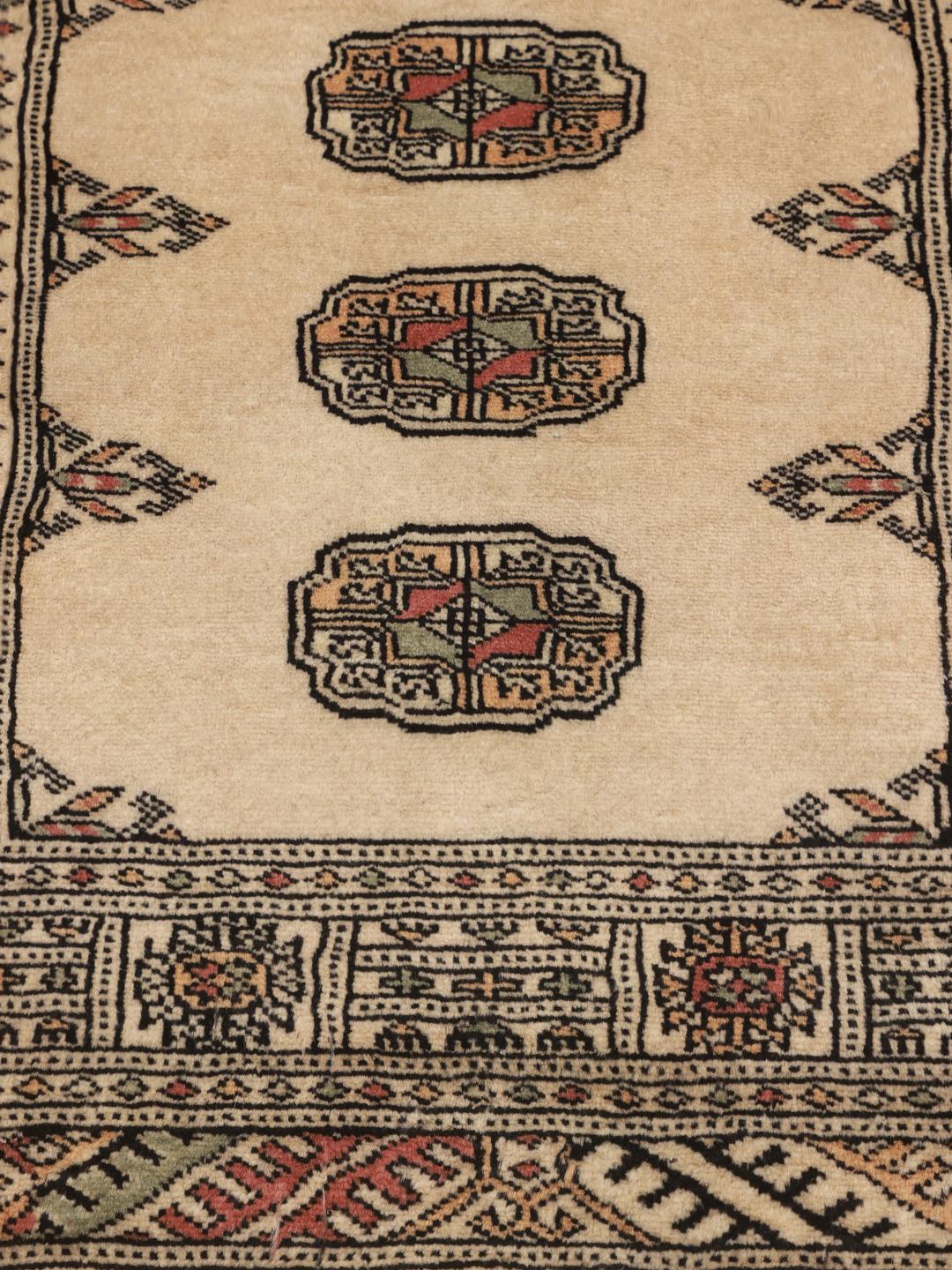 Tapis couloir pakistanais noué à la main en beige