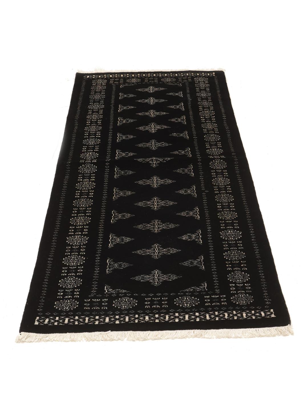Tapis couloir pakistanais noir aux motifs traditionnels