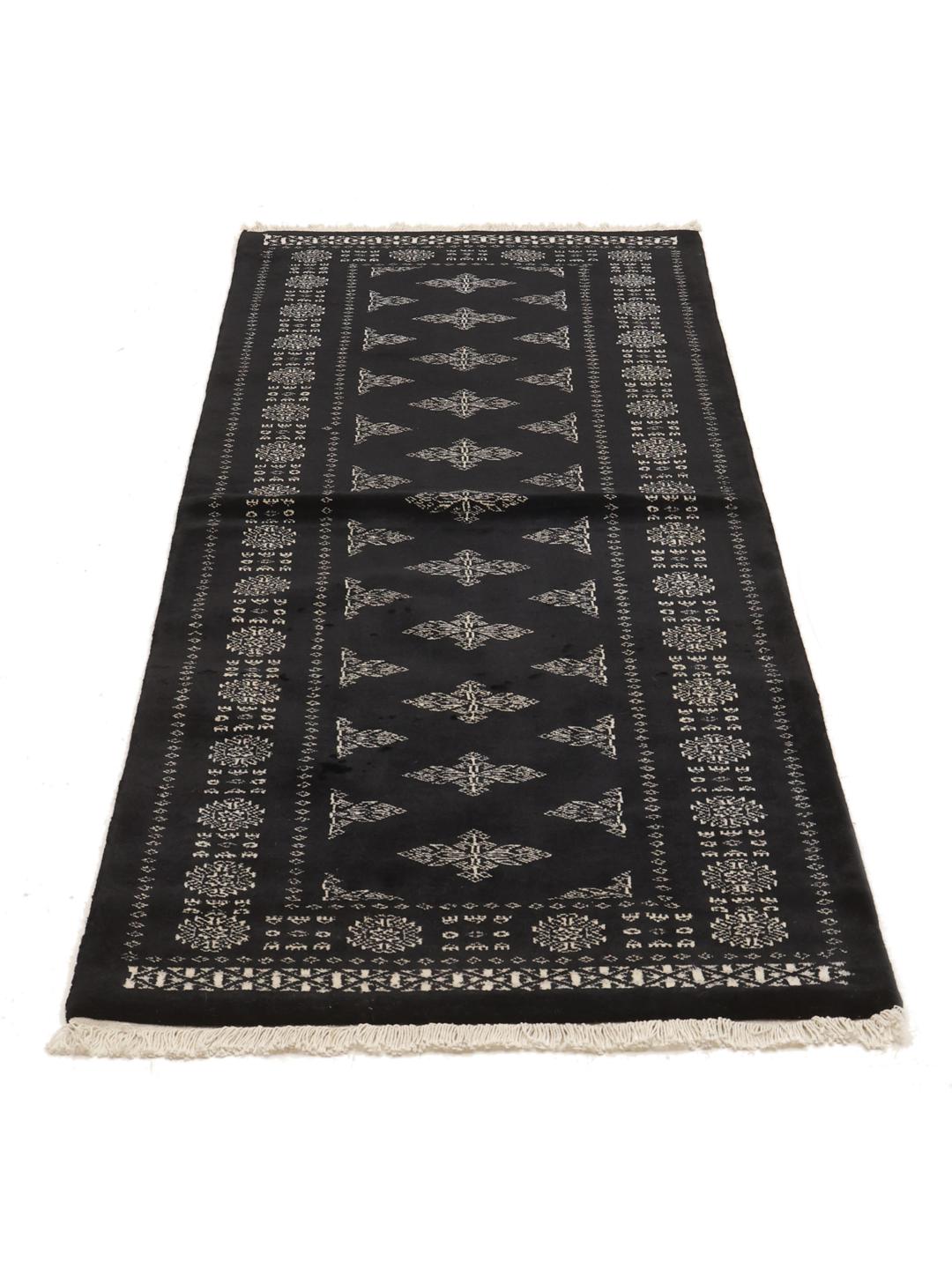 Tapis couloir pakistanais noir aux motifs traditionnels