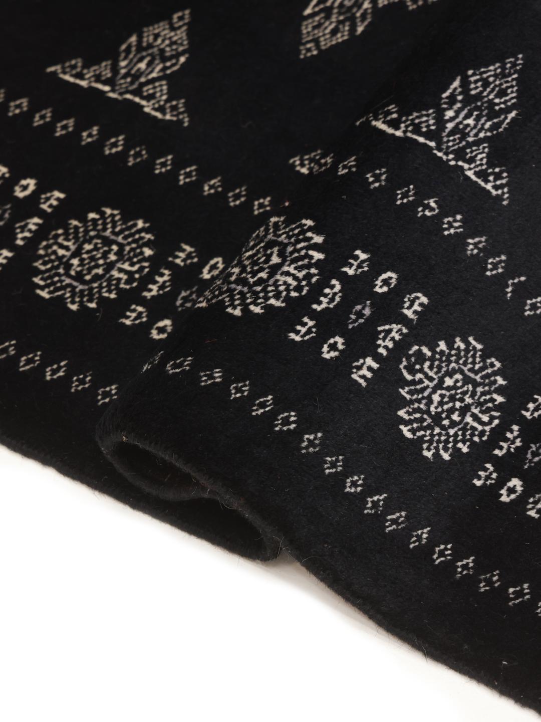 Tapis couloir pakistanais noir aux motifs traditionnels