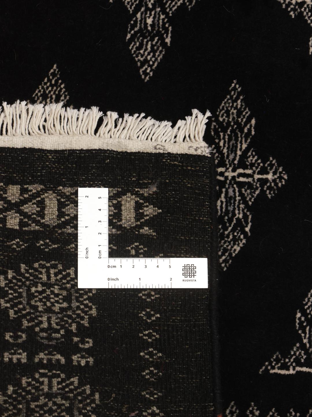 Tapis couloir pakistanais noir aux motifs traditionnels