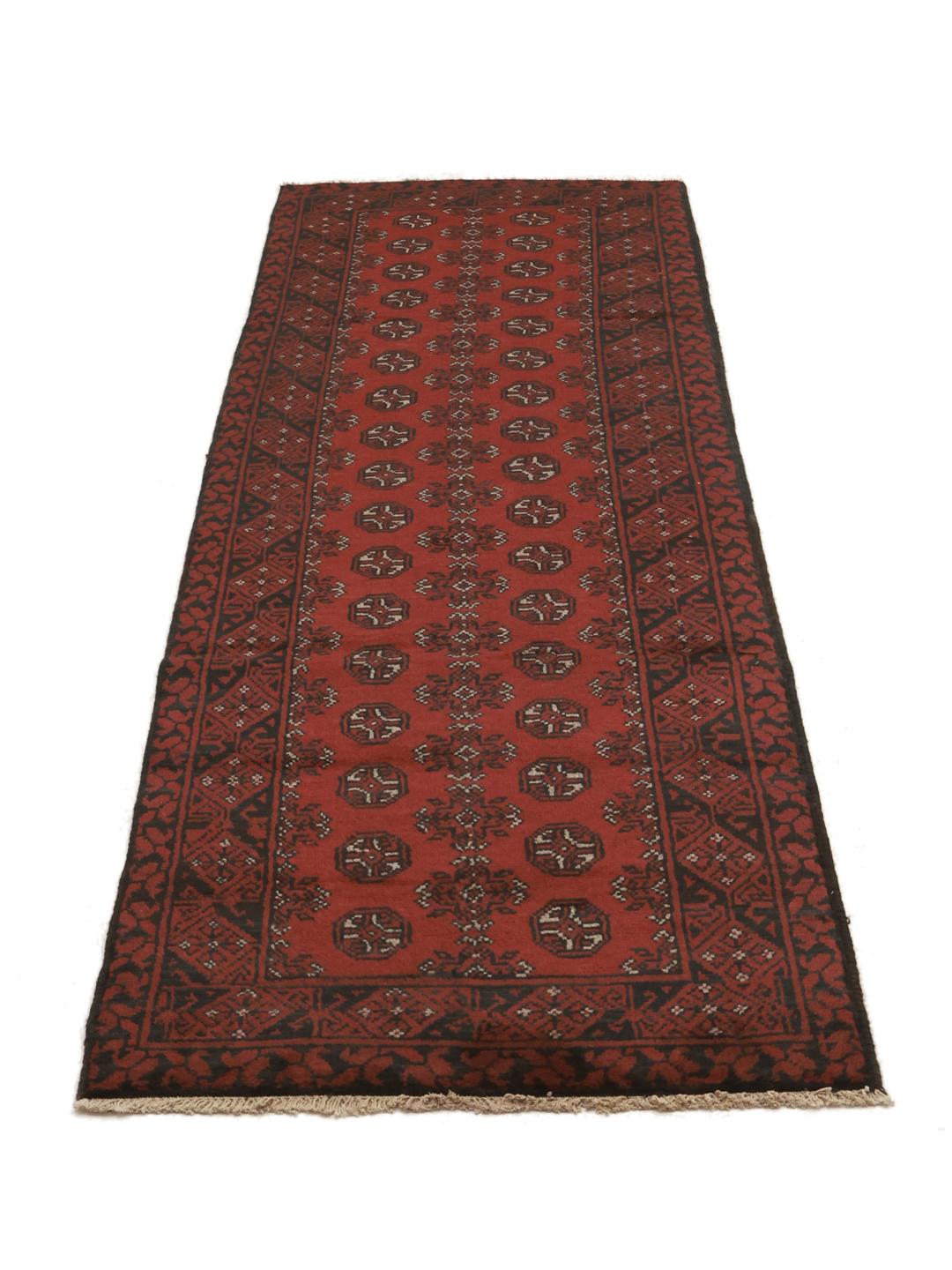 Tapis couloir afghan rouge avec des motifs traditionnels