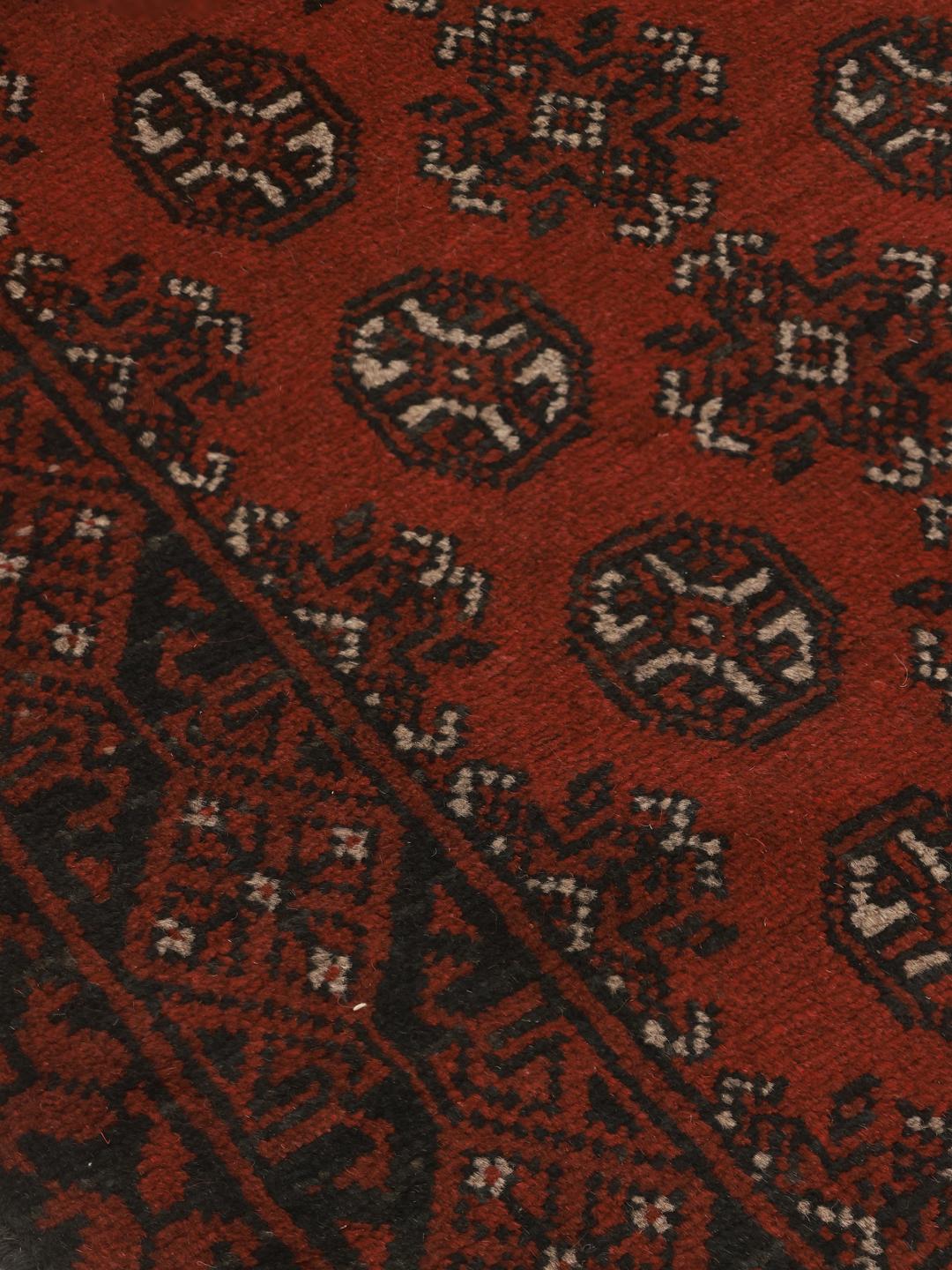 Tapis couloir afghan rouge avec des motifs traditionnels