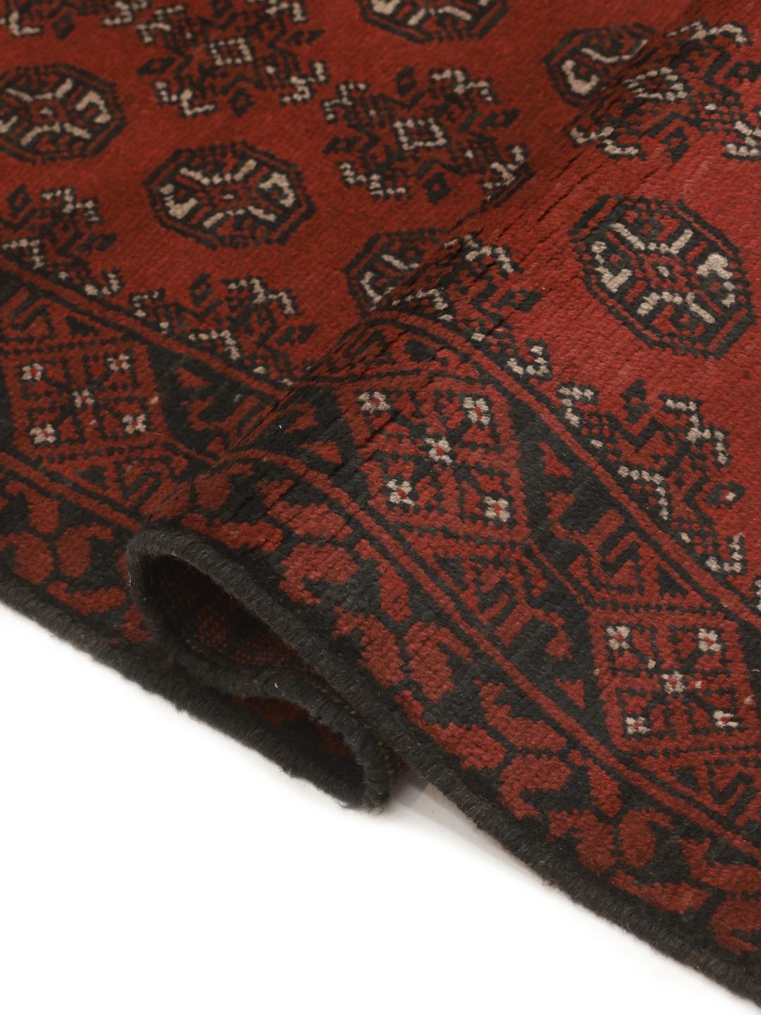 Tapis couloir afghan rouge avec des motifs traditionnels