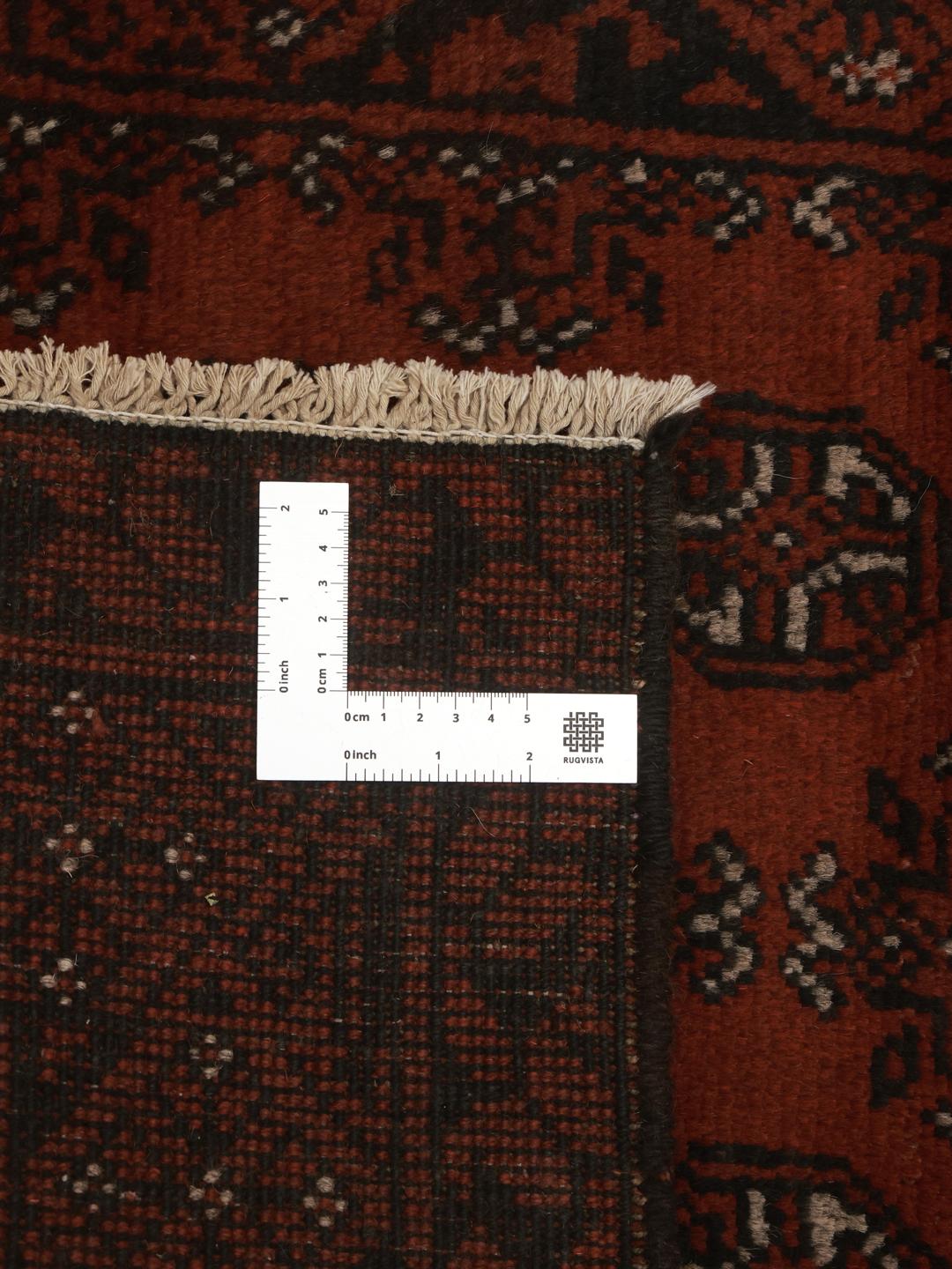Tapis couloir afghan rouge avec des motifs traditionnels