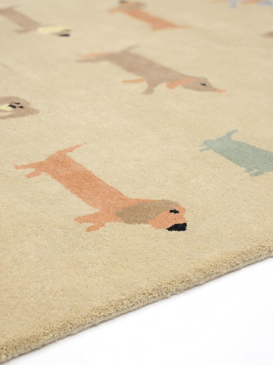 Handgetuft beige loper vloerkleed met pastelkleurige hondenmotieven