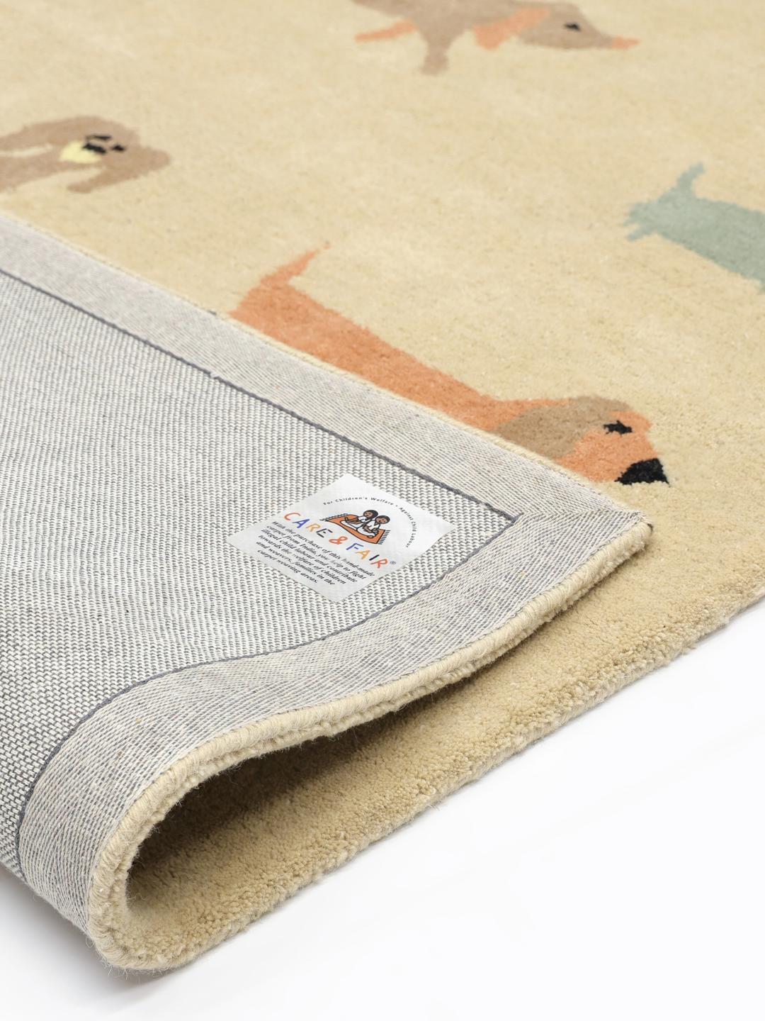 Handgetuft beige loper vloerkleed met pastelkleurige hondenmotieven