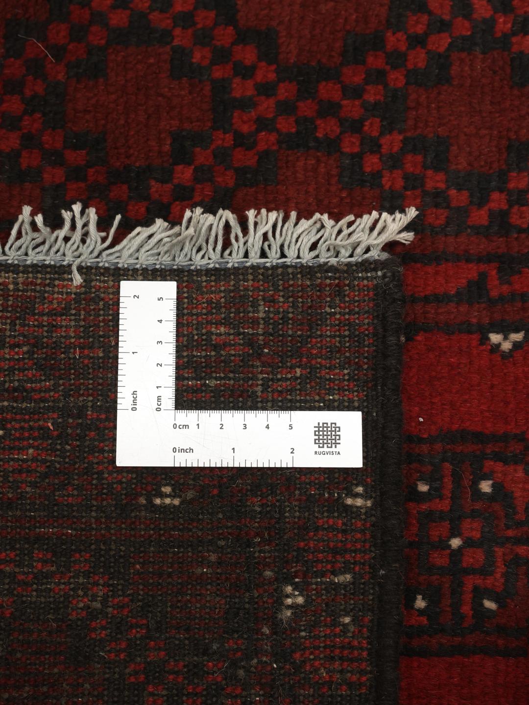 Handgeknoopte loper in donkerrood en zwart van wol uit Afghanistan