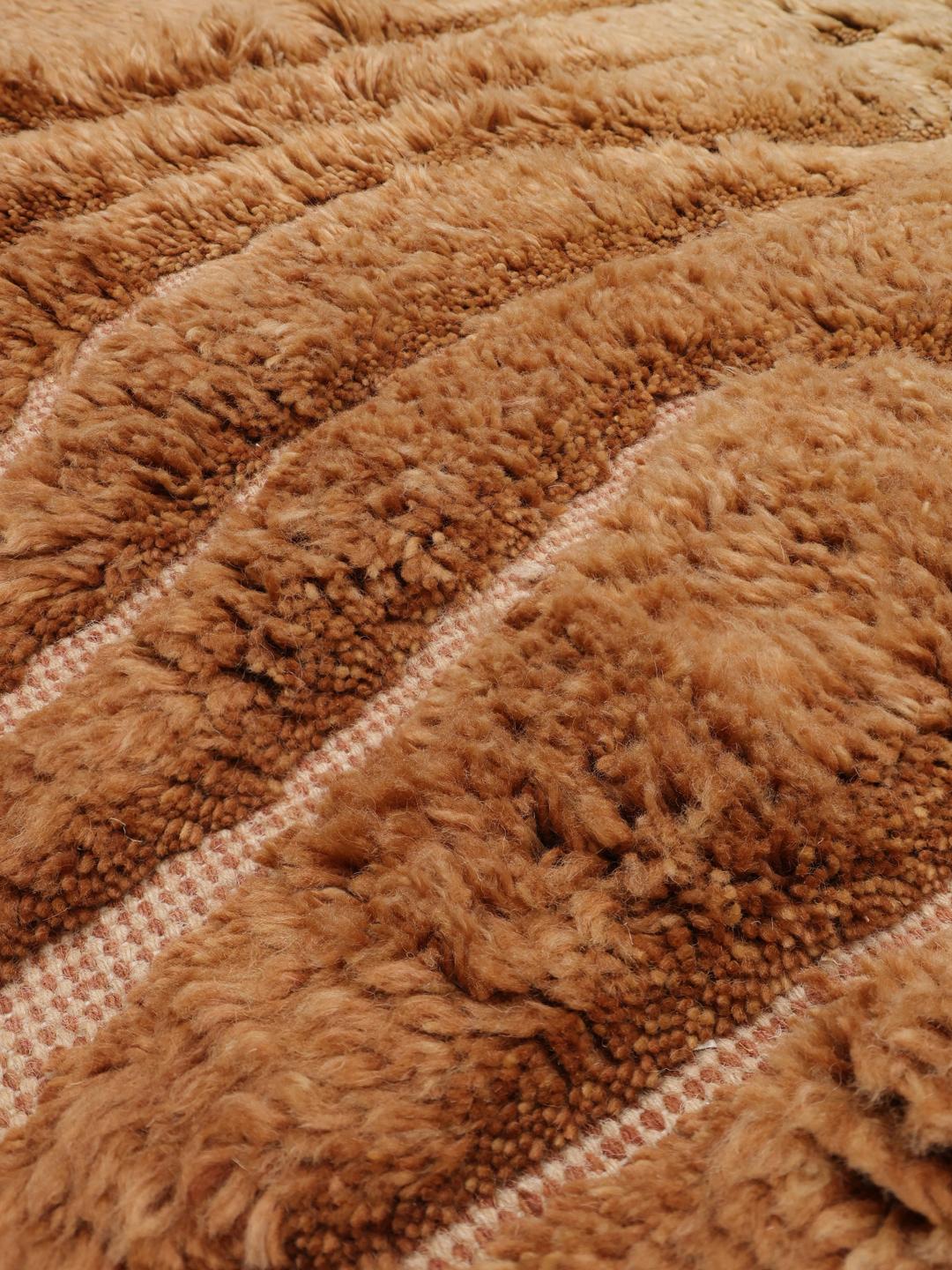 Roestorood handgeknoopt wollen vloerkleed met een hoog-laag patroon en franjes