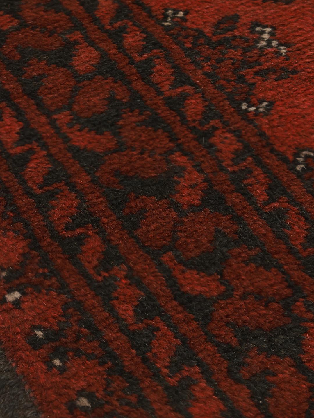 Tapis couloir en laine noué main d'Afghanistan en rouge foncé et noir