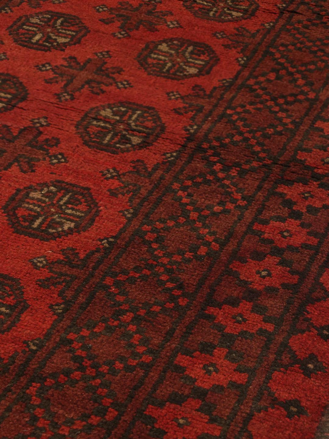 Tapis de couloir afghan en laine noué a la main en rouge fonce et noir