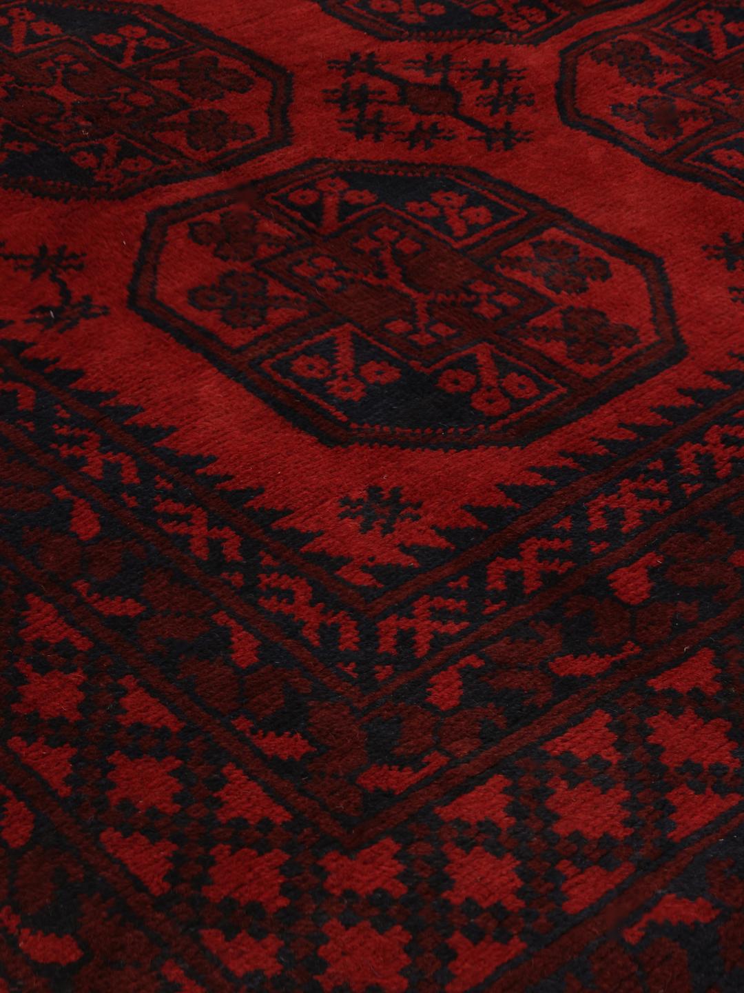 Met de hand geknoopt wollen vloerkleed uit Afghanistan in donkerrood en zwart