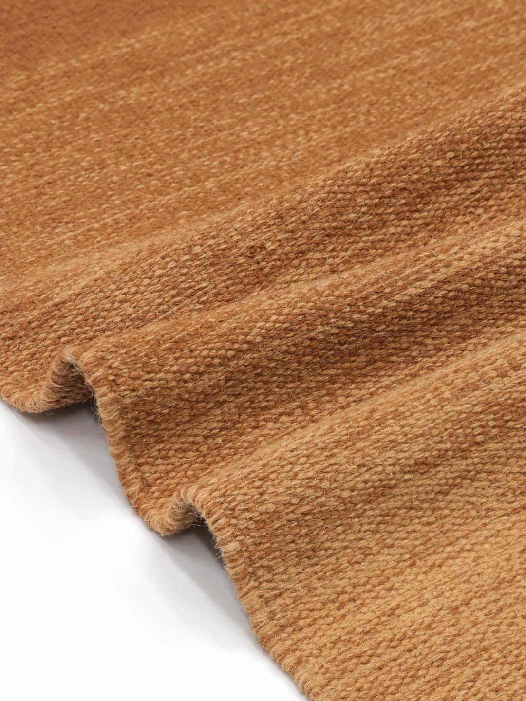 Handgeweven rood wollen vloerkleed met een warm ombre ontwerp en franjes