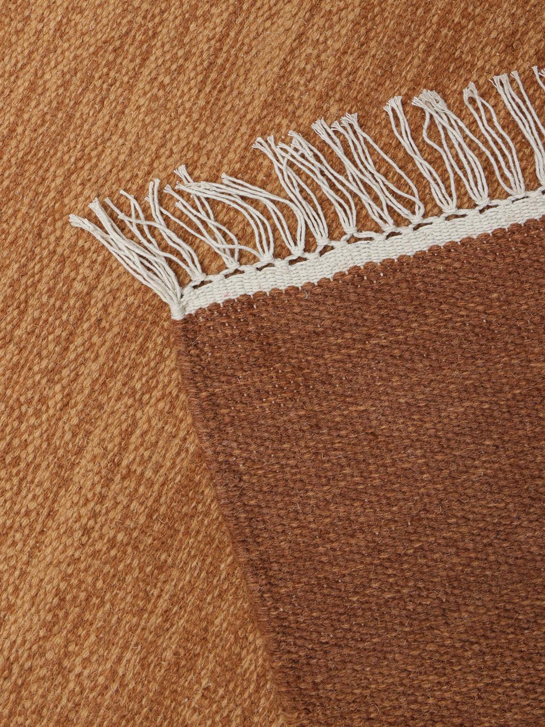 Handgeweven roestrood loper vloerkleed met een warm gradient ontwerp en franjes