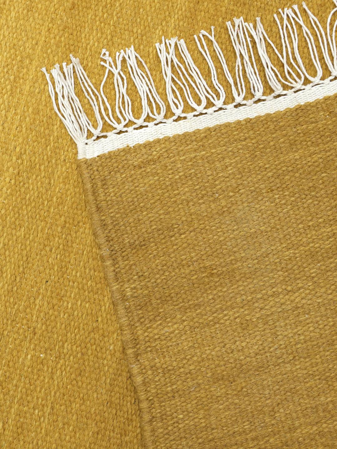Handgeweven geel loper vloerkleed met een vloeiend kleurverloop en witte franjes